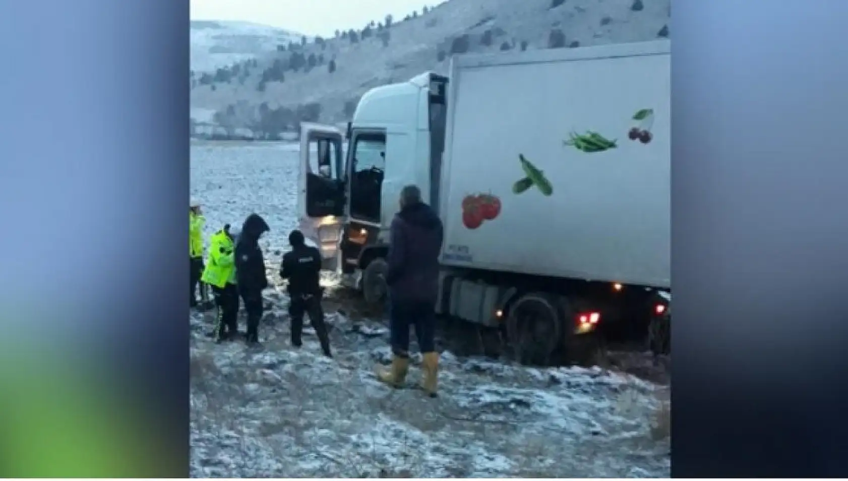 Direksiyon başında kalp krizi geçirdi, tır tarlaya uçtu şoför hayatını kaybetti
