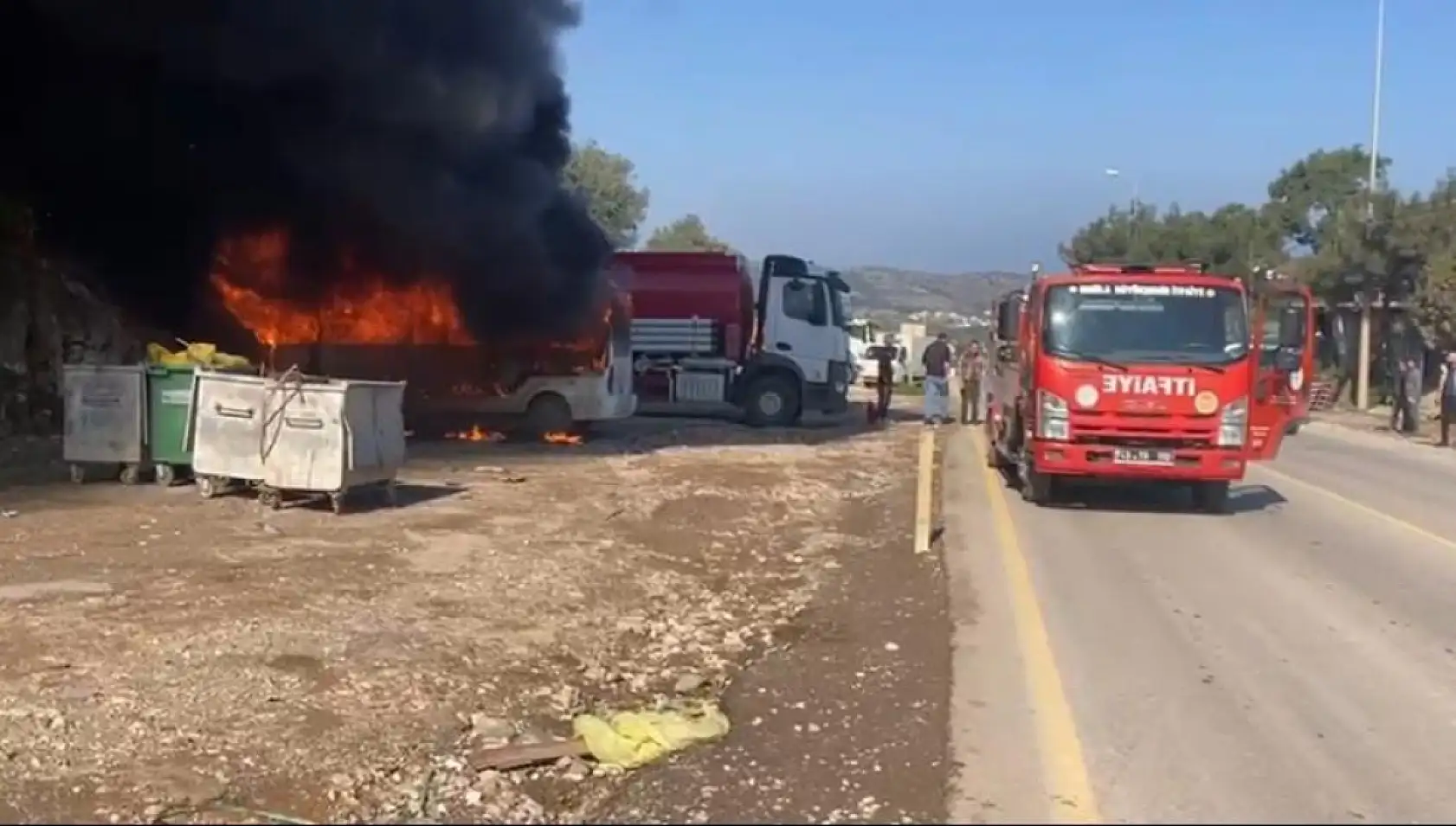 Bodrum'da korkutan yangın! Minibüs alev alev yandı