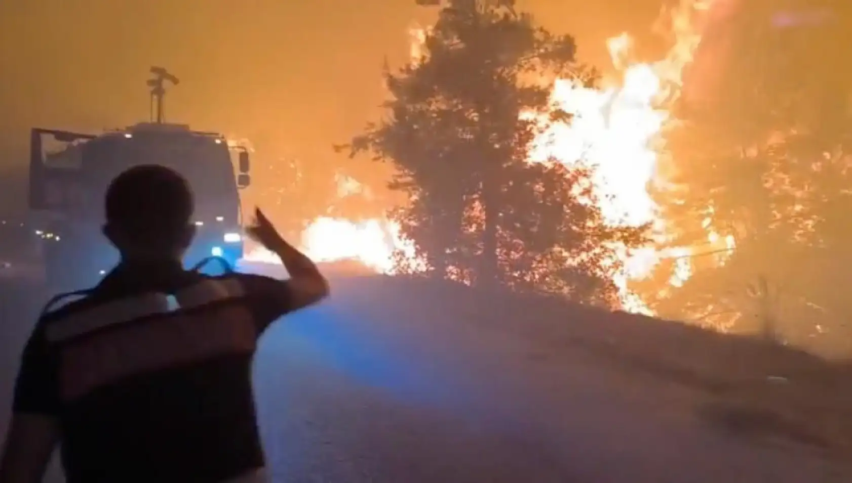 Antalya, bir gecede 2 ilçedeki 5 ayrı noktada yangınla mücadele etti