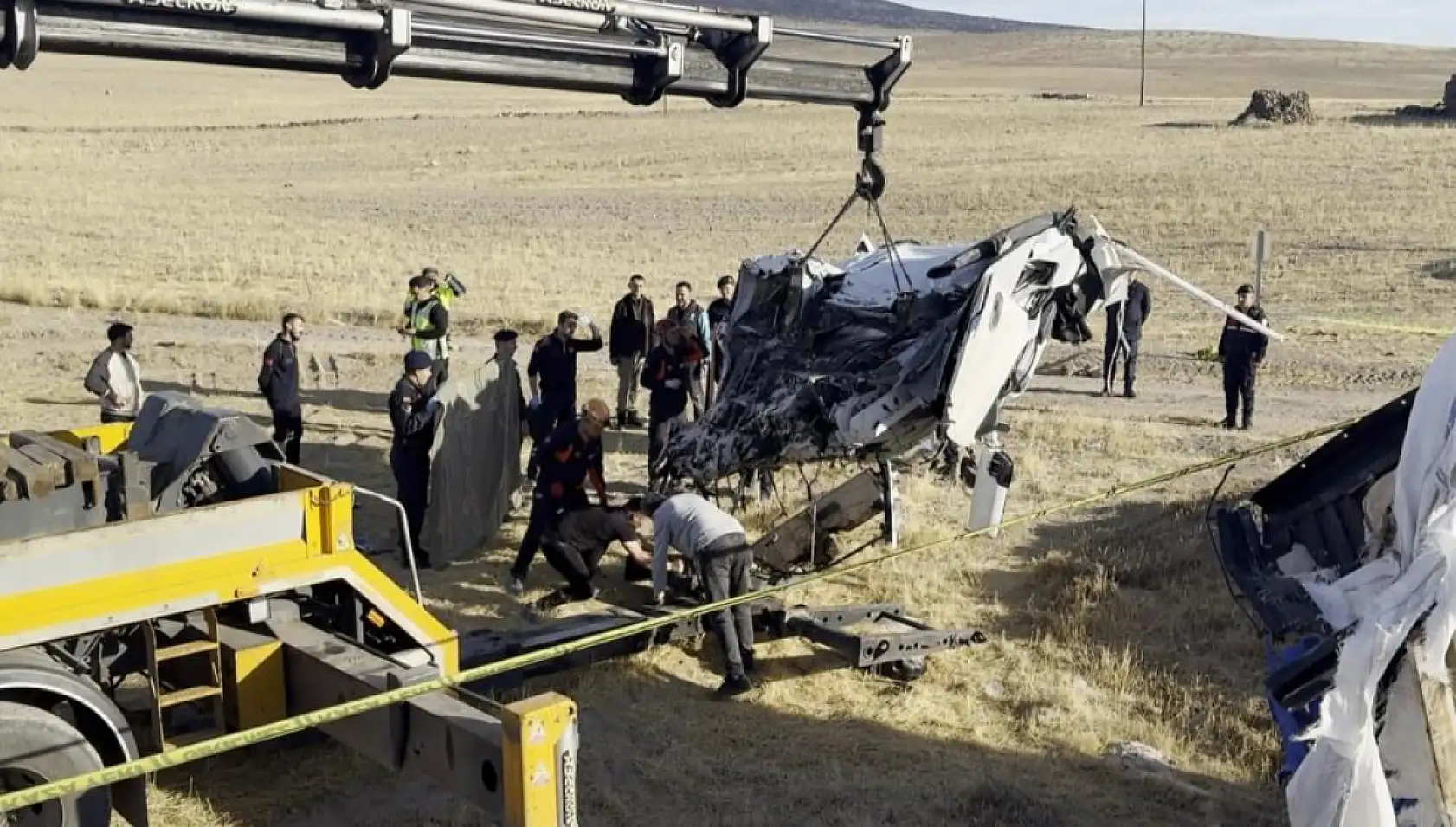 Tır şarampole düştü, sürücü kum altında kalan kabin içerisinde can verdi