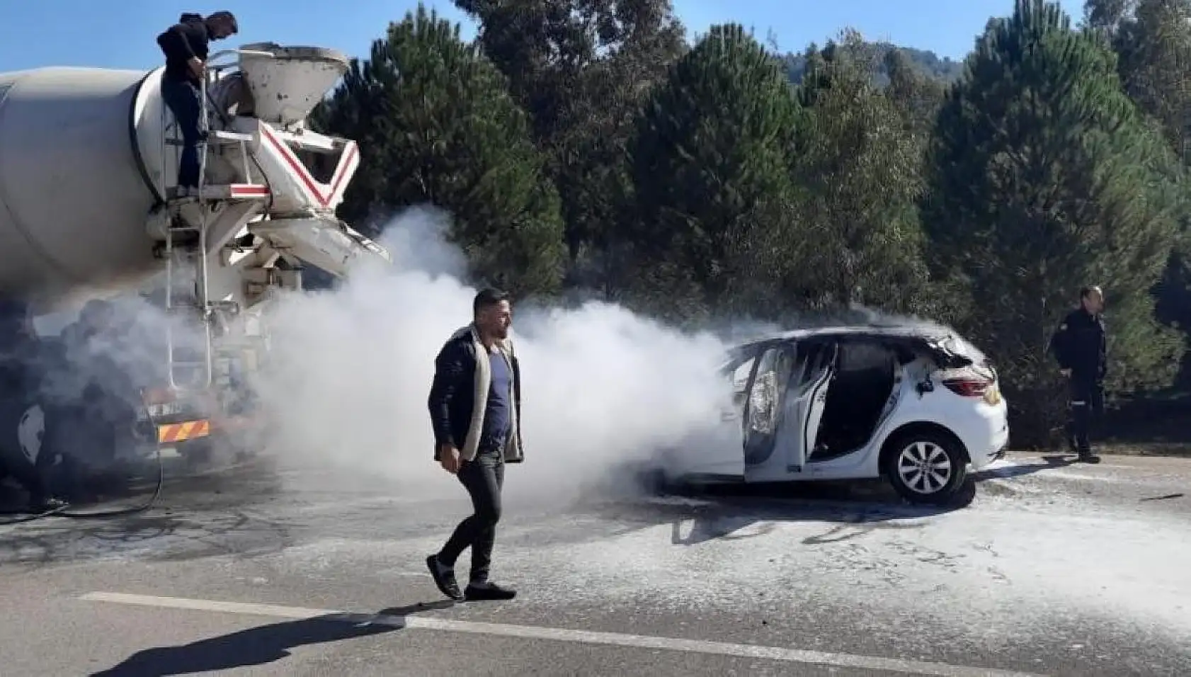 Seydikemer'de araç alev alev yandı!