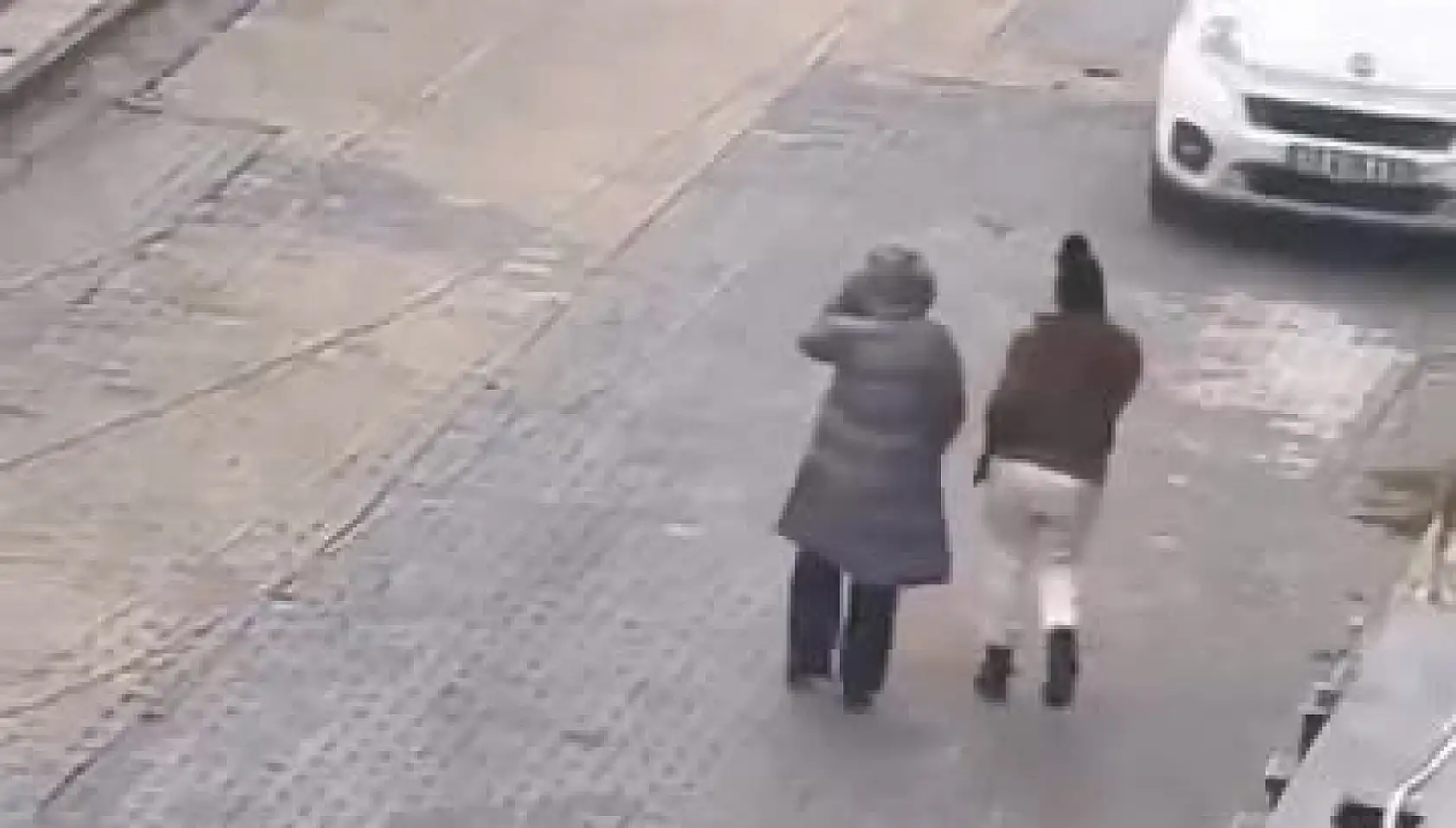 Kapıları kredi kartıyla açıp 4 evi soyan 2 kadın yakalandı