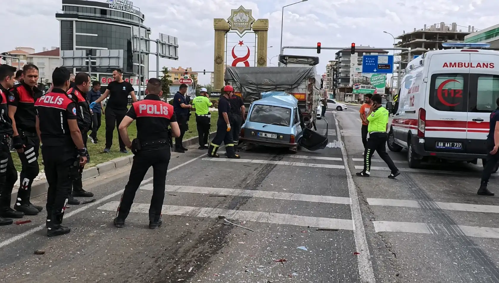 Otomobil tırın altına girdi: 1 ağır yaralı
