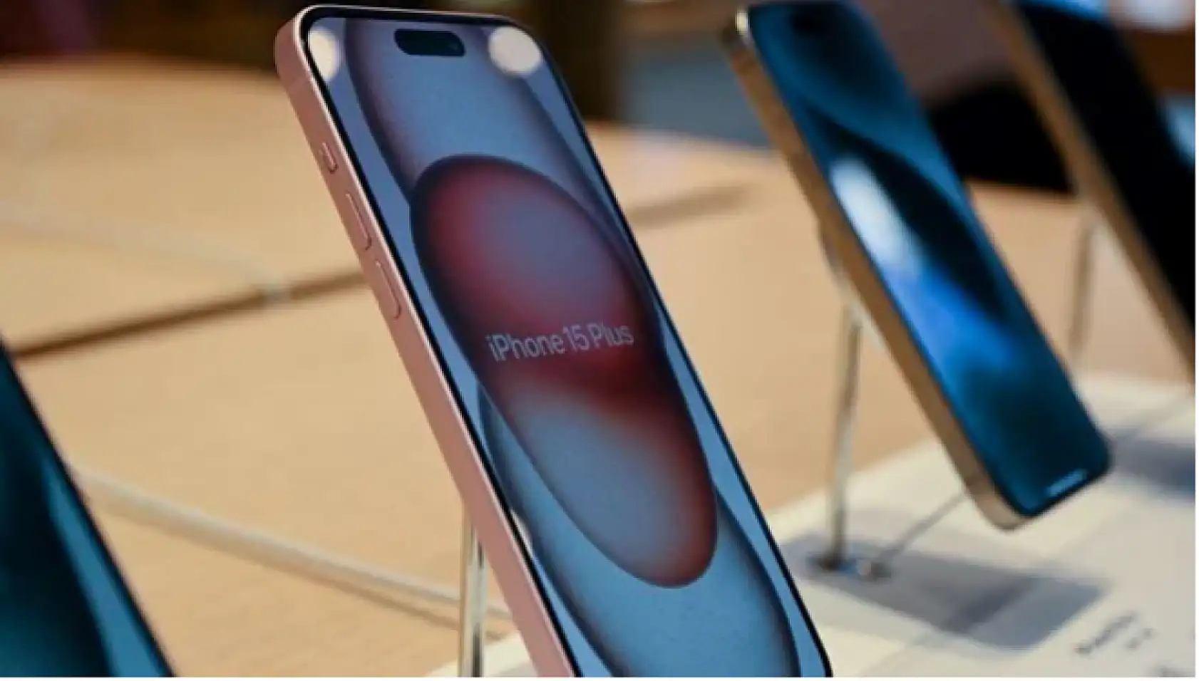 Apple, kasıtlı olarak cihazlarını yavaşlattığı için 500 milyon dolar ceza ödemeye başladı