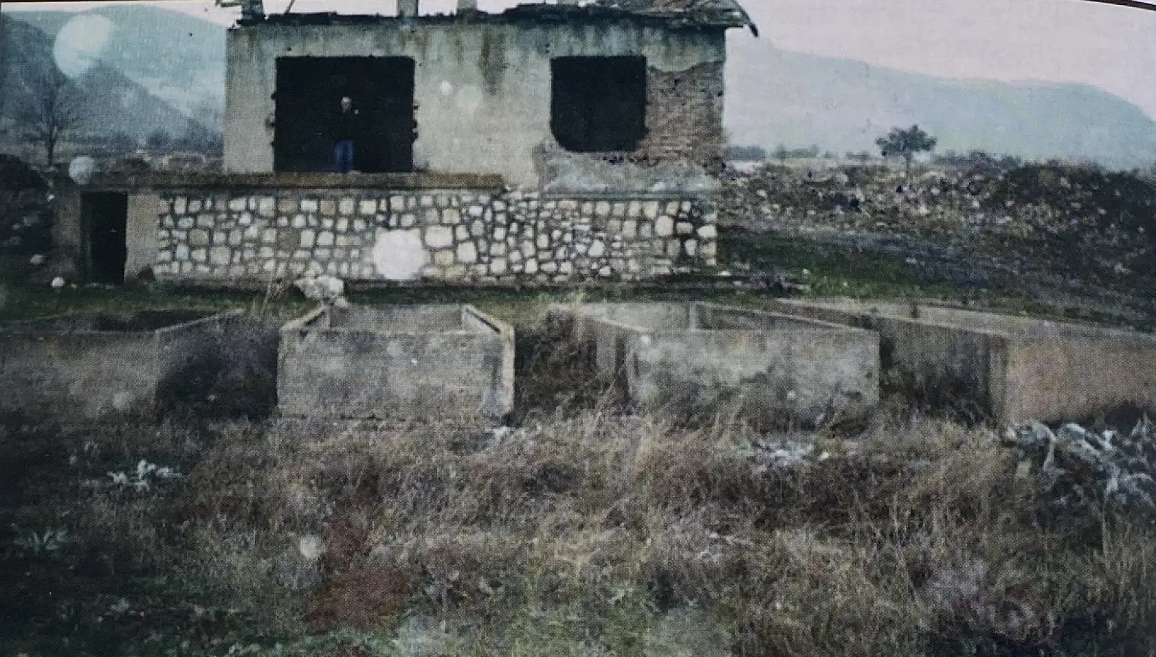 Burdur Gölü'nde balık tutmayı hayal ederken kuruyan gölde otlayan keçileri izliyor