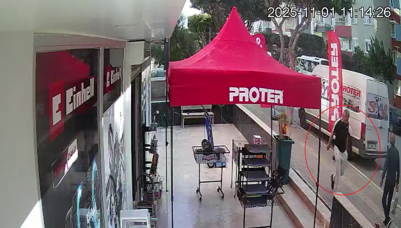 Yoldan geçenlere dehşeti yaşatıp 1 kişiyi bıçaklamıştı, adım adım izi sürülerek yakalandı