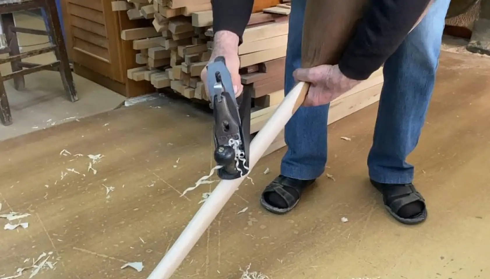 Yarım asırdır bağlamaya şekil veriyor, şimdi mesleğini çocuklarıyla sürdürüyor