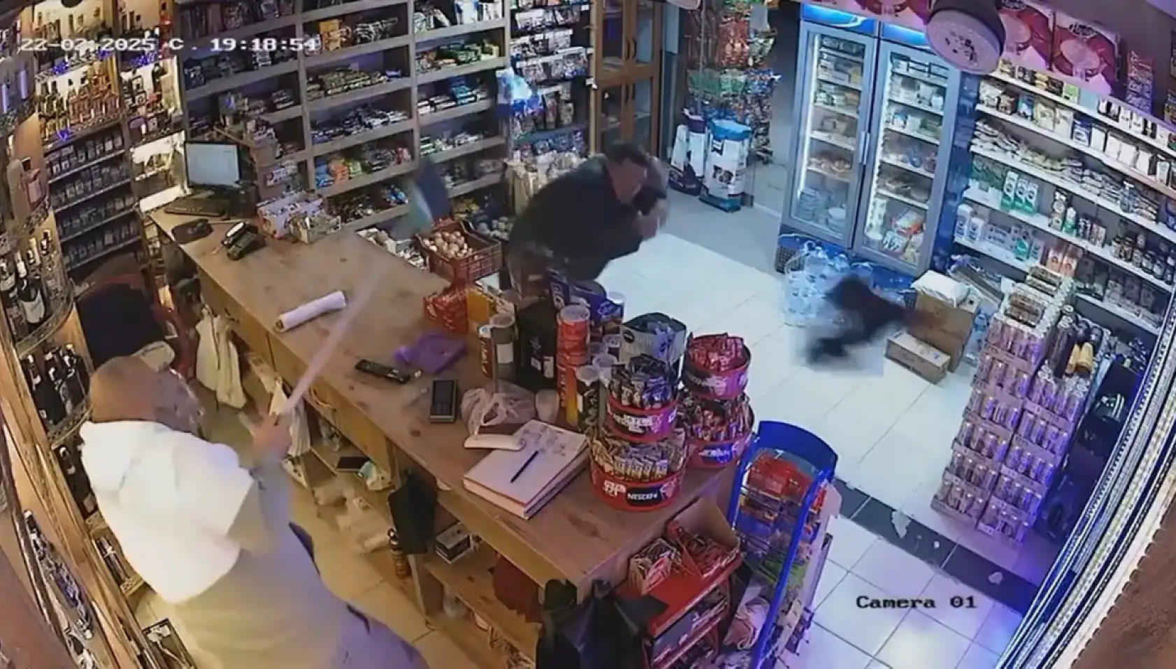 Muğla'da tavuk, marketi birbirine kattı