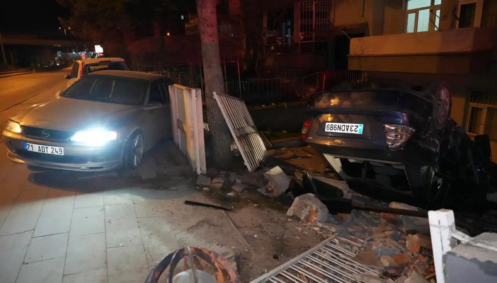 Kimisi kamyon devrildi sandı, kimisi de deprem: Gördükleri manzarayla şoke oldular