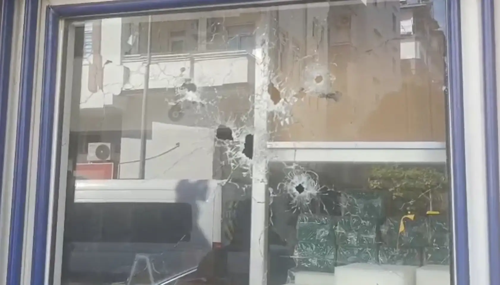 Pompalı saldırı! Herkes kaçtı, onlar izledi