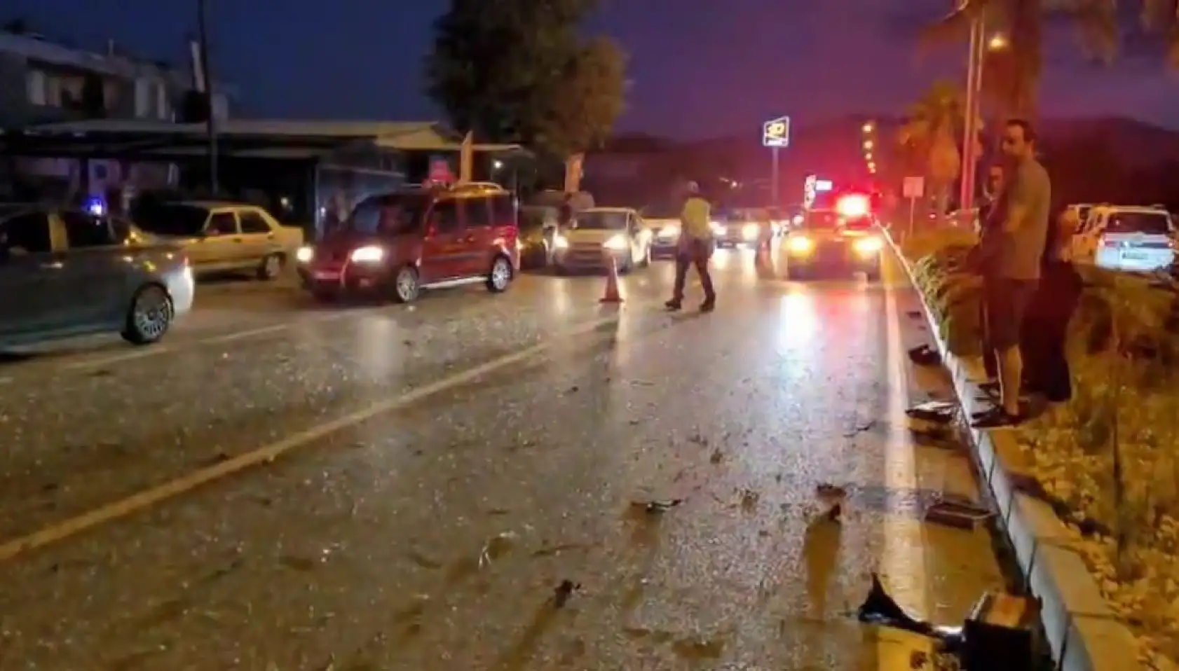 Aşırı hız yüzünden refüjdeki ağaca çarpan otomobil hurdaya döndü: 1 yaralı