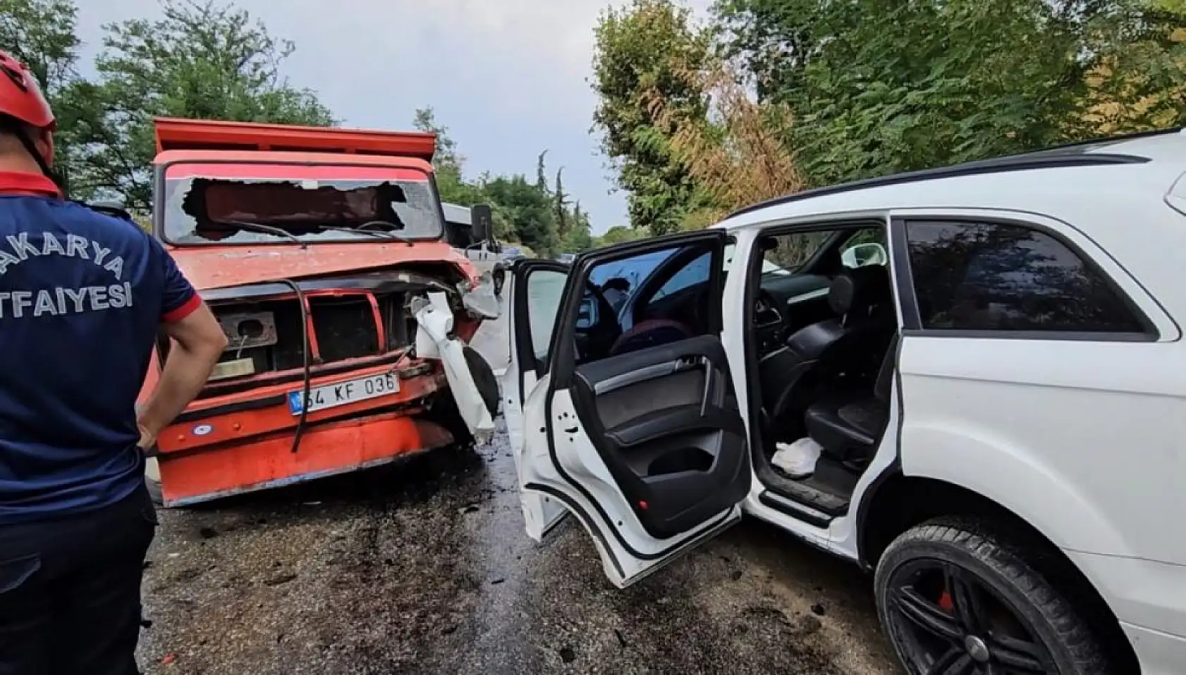 Kamyonet ile cip çarpıştı: 4'ü çocuk 5 yaralı