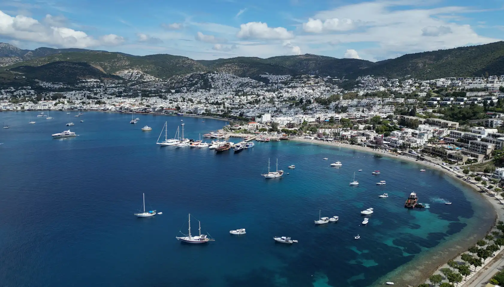 Bodrum'un guletleri misafirlerini mavi yolculuğa çıkarıyor