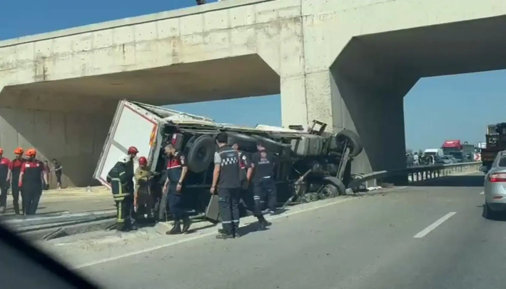 Freni Patlayan Kamyon Köprüye Çarptı, Sürücü Hayatını Kaybetti