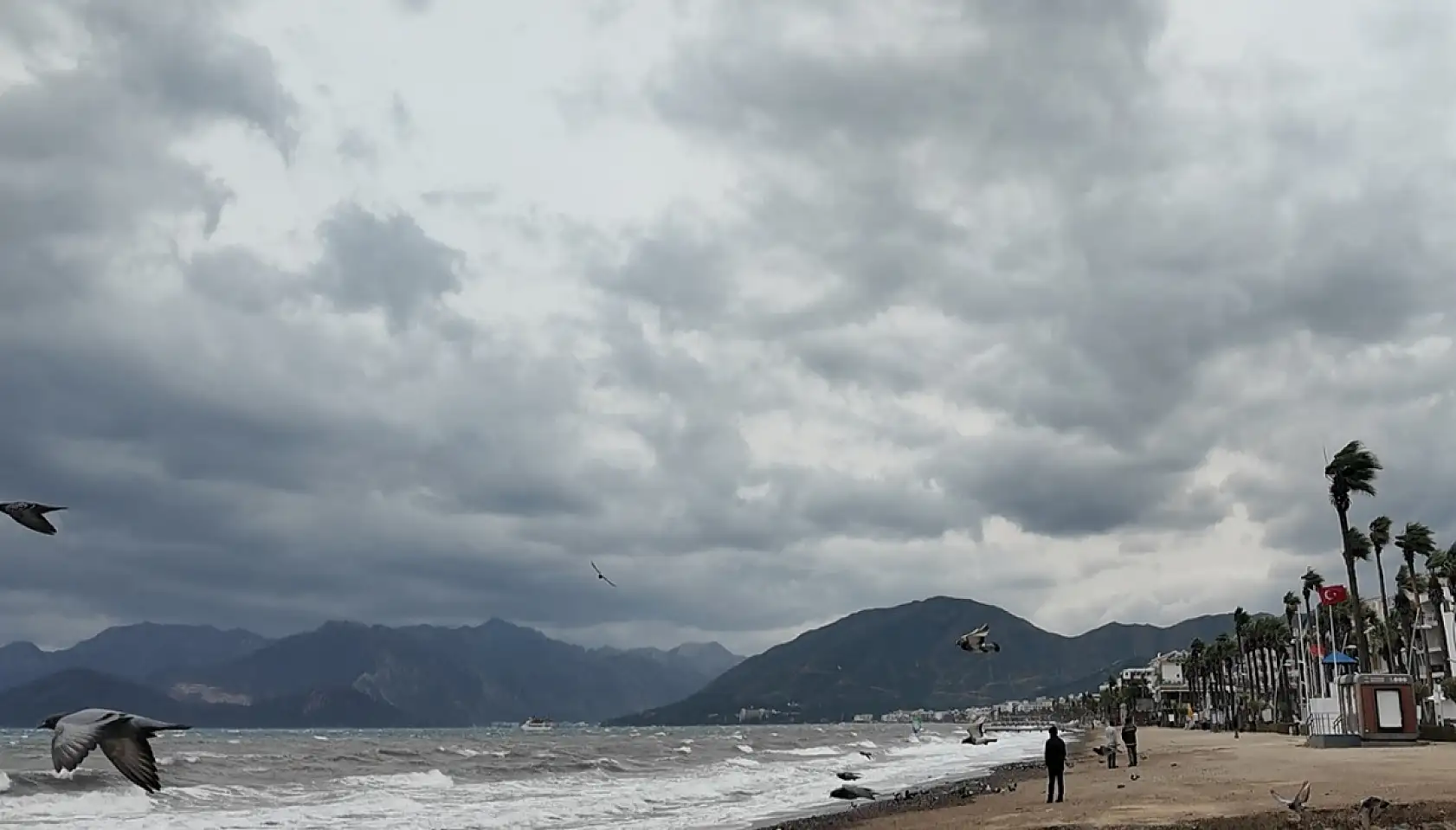 Marmaris'te şiddetli fırtına ve sağanak yağış etkili oluyor