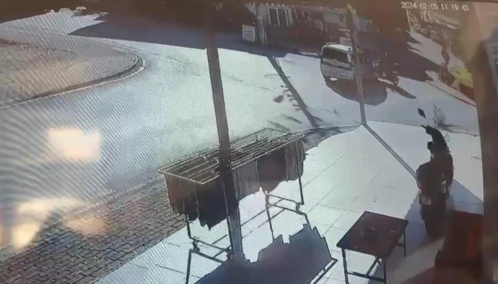 Hafif ticari araç ile motosiklet çarpıştı 2 yaralı