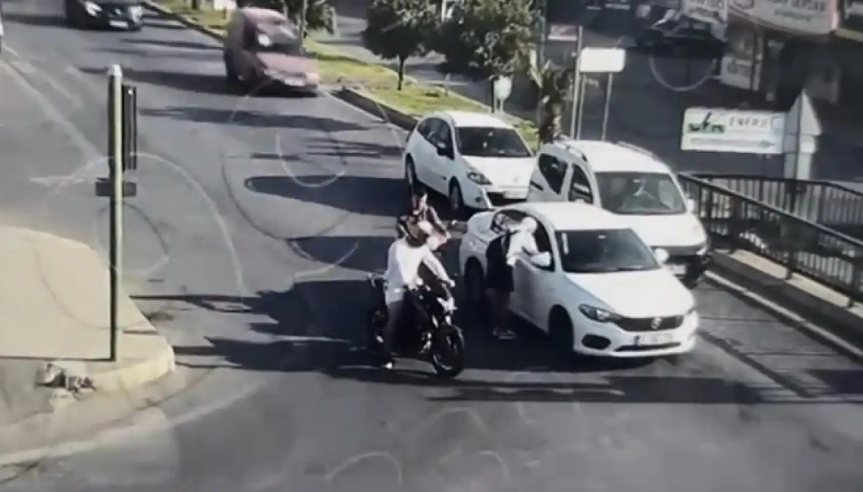 Kaskla kendilerini kamufle edip iş yerine kurşun yağdırdılar