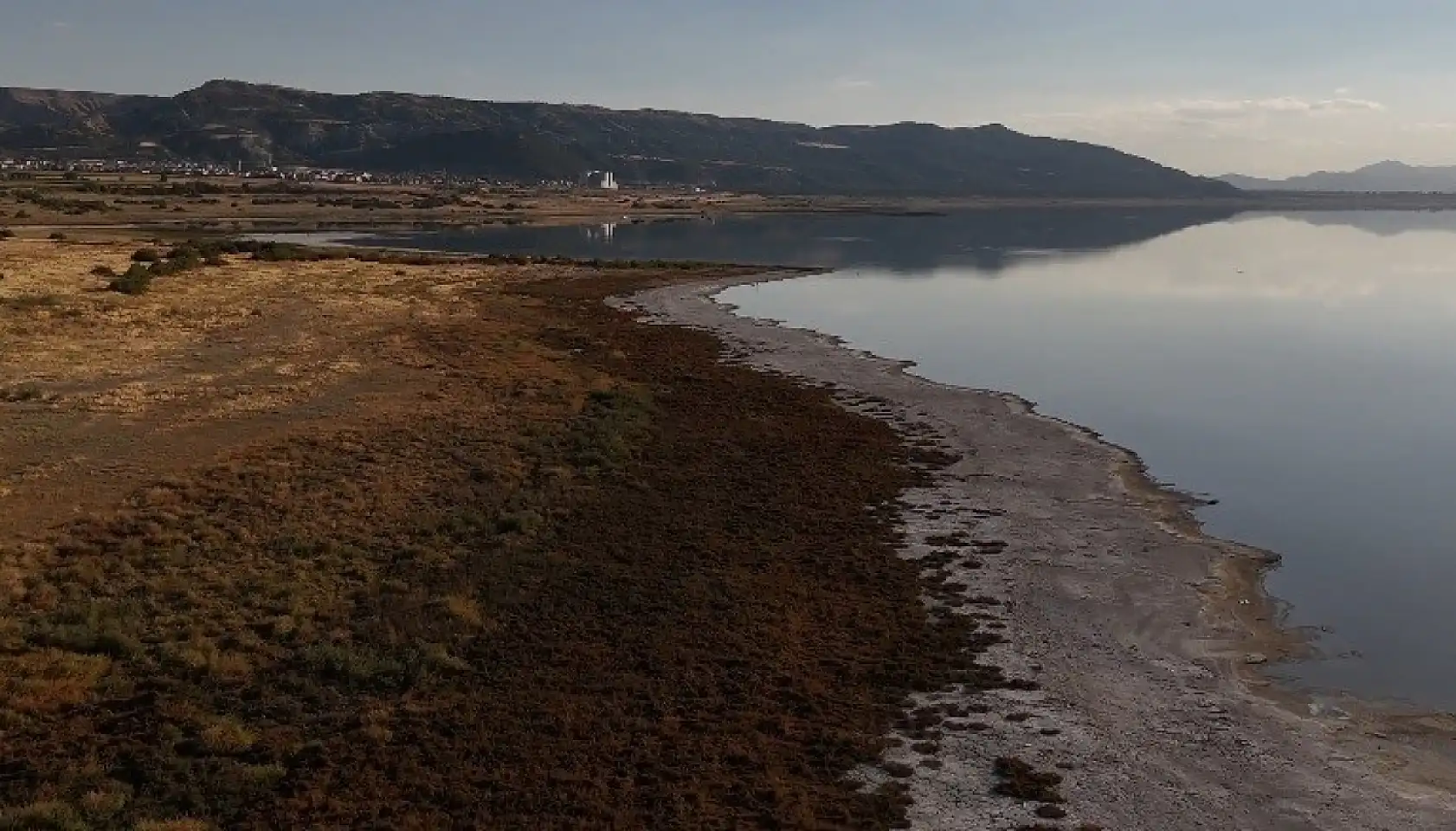 Suların çekildiği Burdur Gölü için imar uyarısı: 'Deprem yaşandığında orada yapılan binaların ayakta durması mümkün değil'