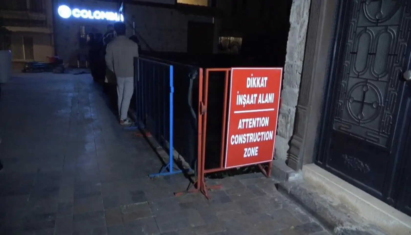 4 Metrelik inşaat çukuruna düşen turist itfaiye tarafından kurtarıldı