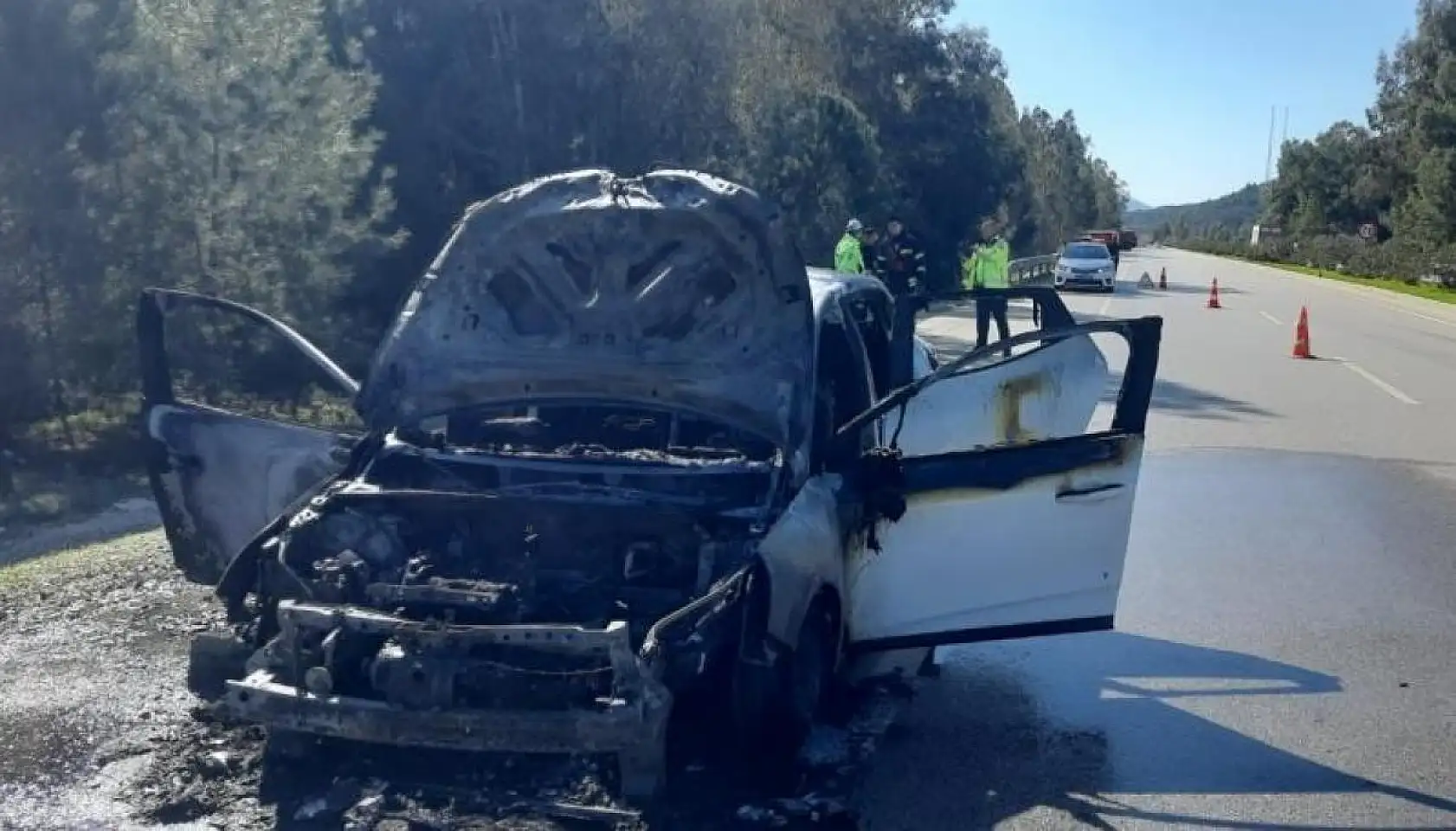 Seydikemer'de araç alev alev yandı!