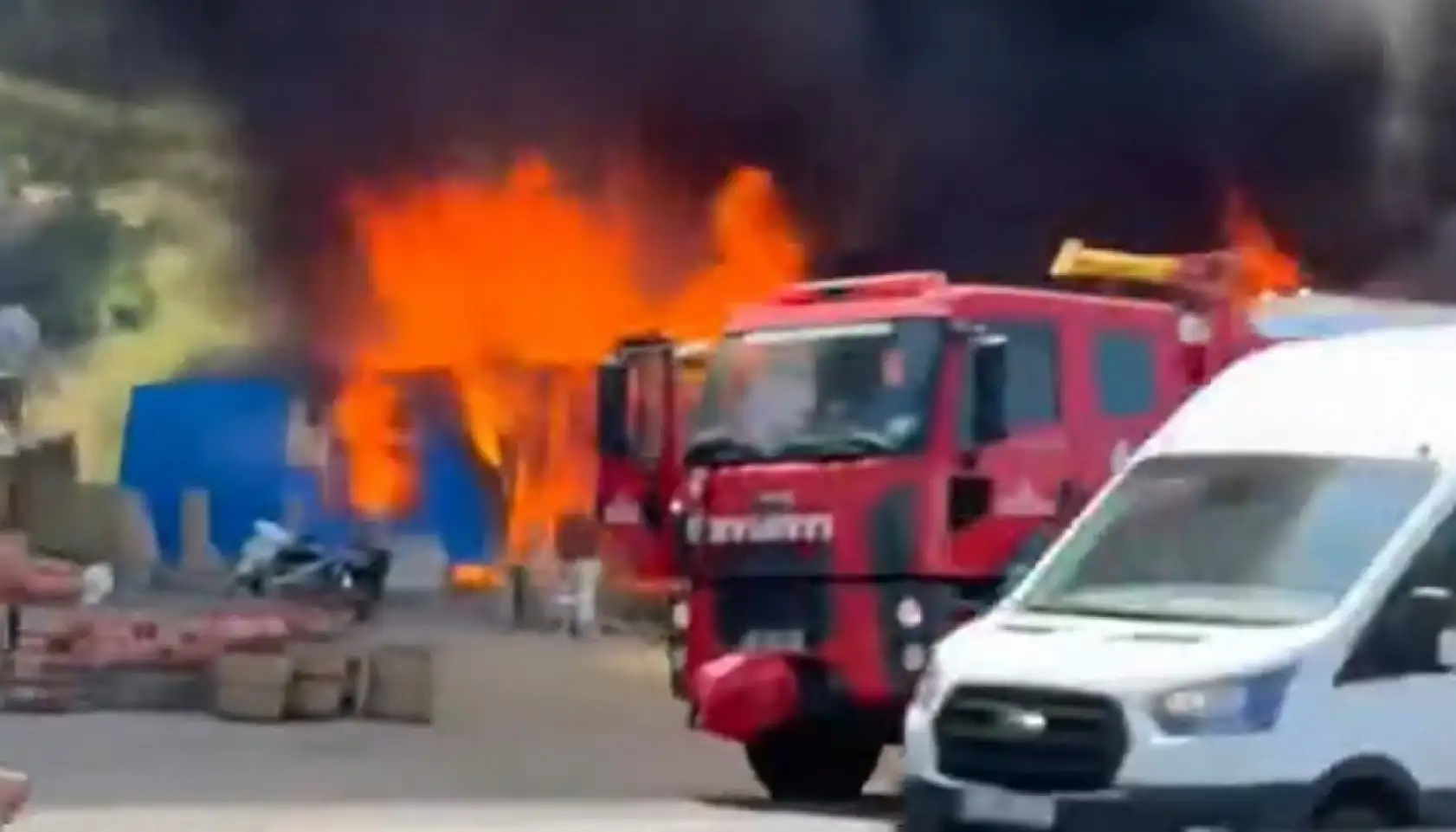 Muğla'da Korkutan Yangın: Hasır Dükkanı Alev Aldı, Ormanlık Alana Yayıldı