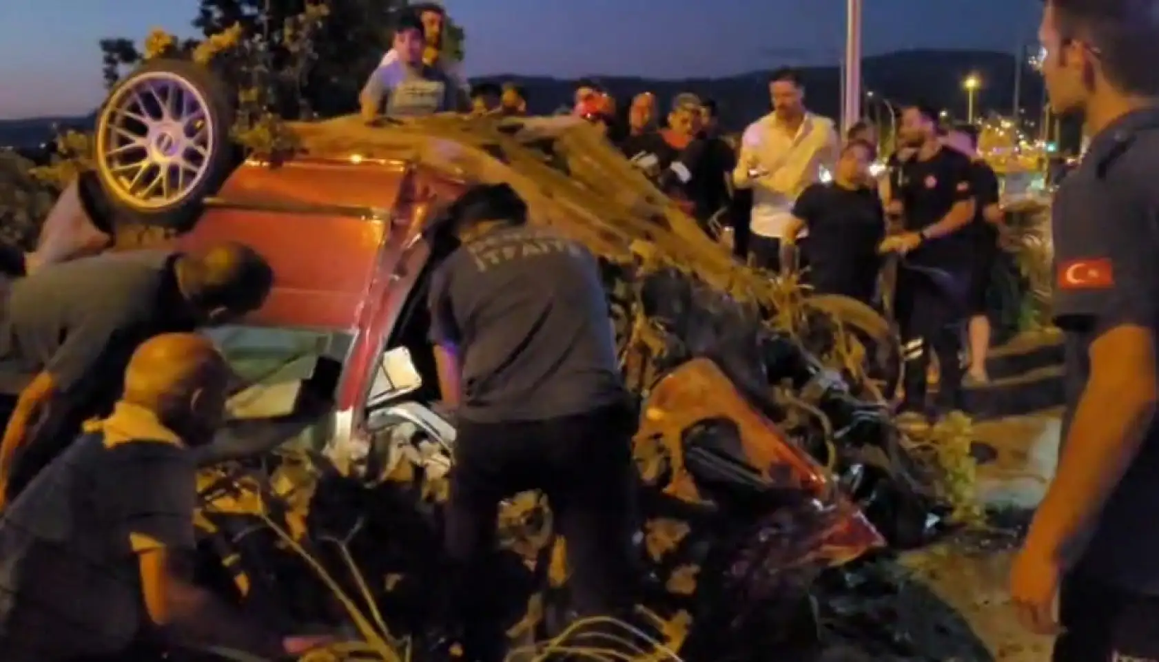 Aşırı hız yüzünden refüjdeki ağaca çarpan otomobil hurdaya döndü: 1 yaralı