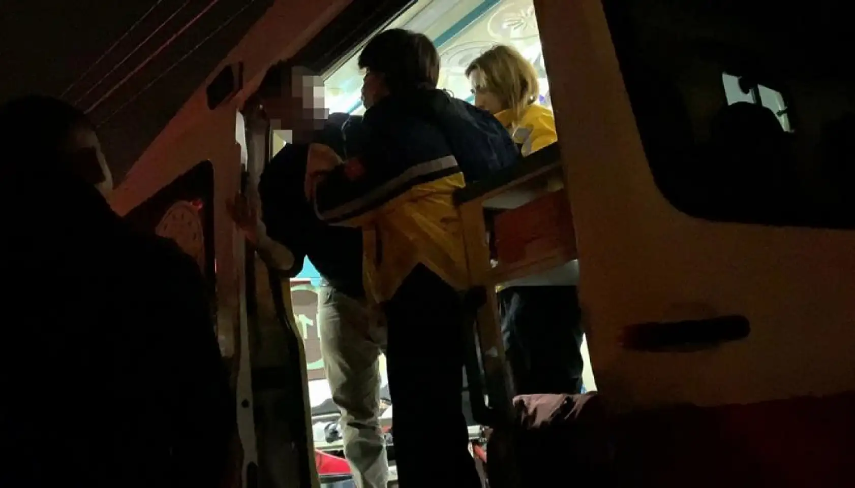 Alkollü sürücü polislerden polis istedi: 'Emniyeti arayın buraya polis ekipleri gelsin'