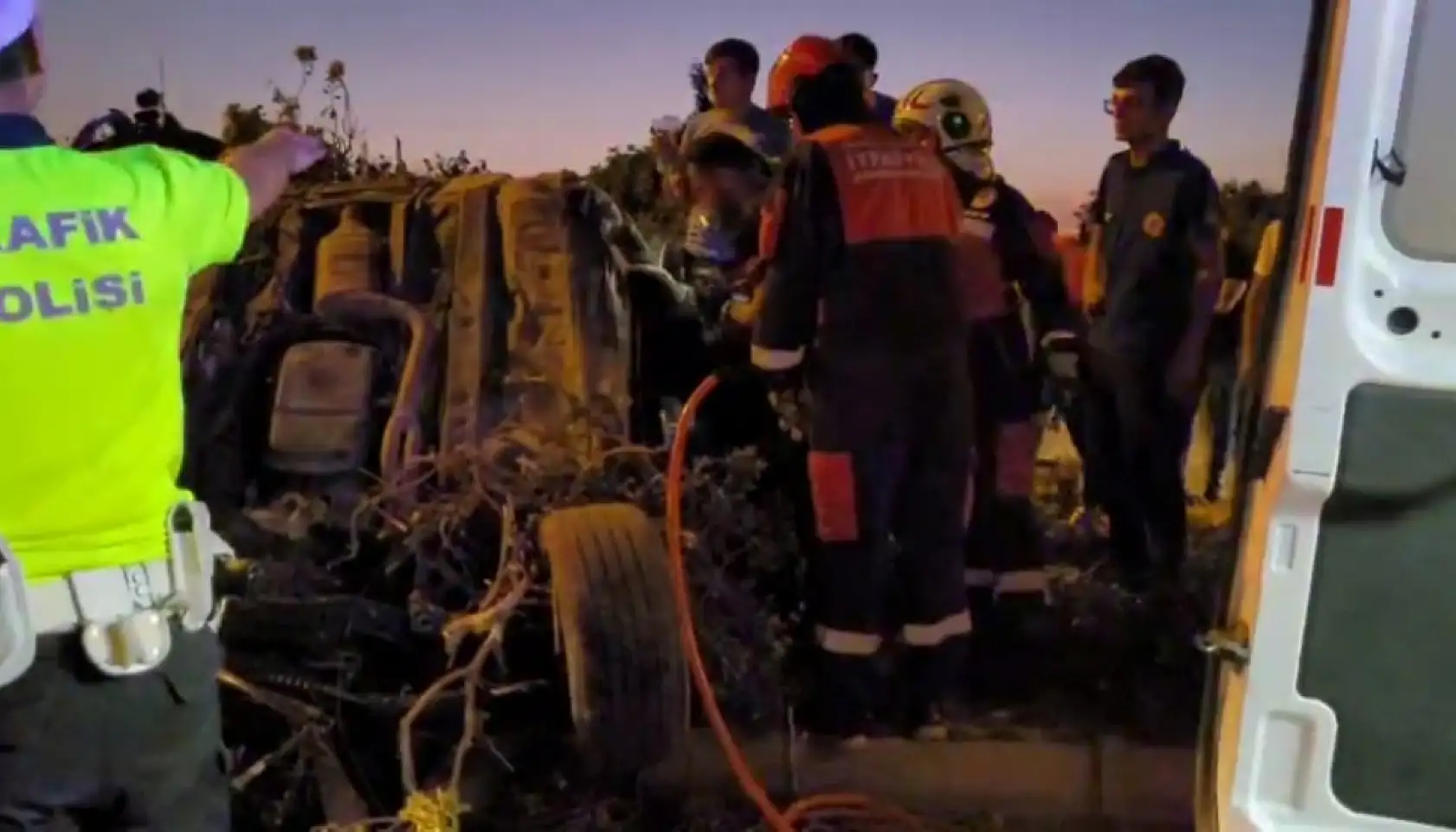 Aşırı hız yüzünden refüjdeki ağaca çarpan otomobil hurdaya döndü: 1 yaralı