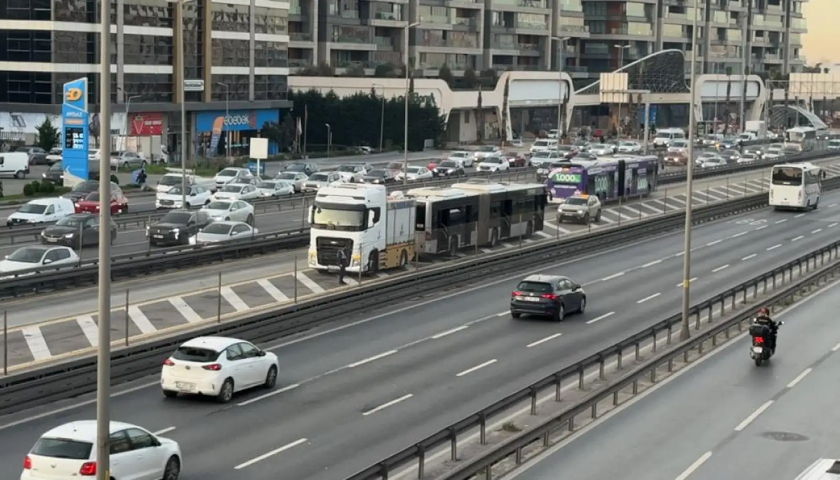 İstanbul küçükçekmece'de metrobüs yangını