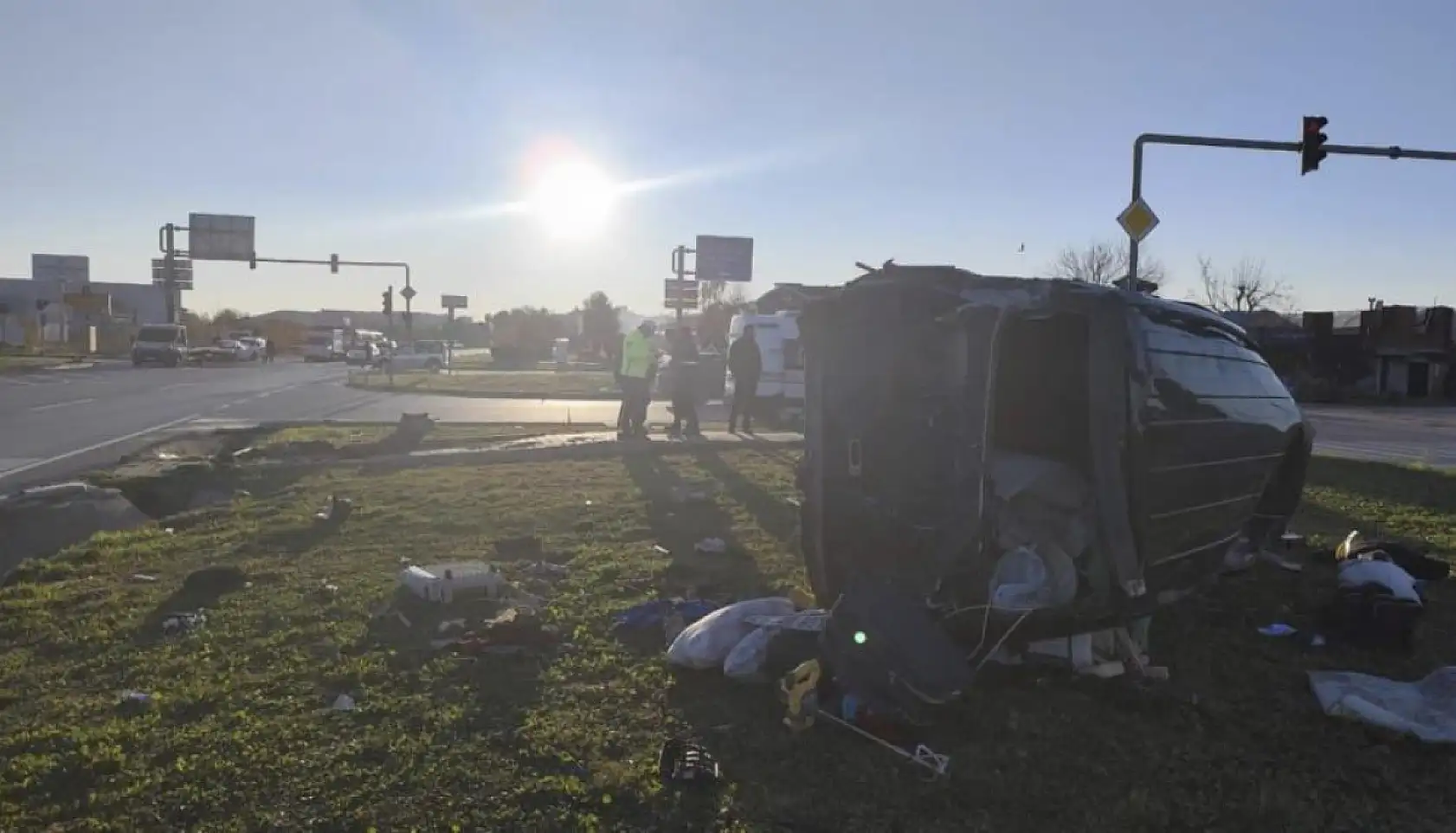 Kırmızı ışık ihlali yapan aracın çarptığı minibüs devrildi: 5 yaralı