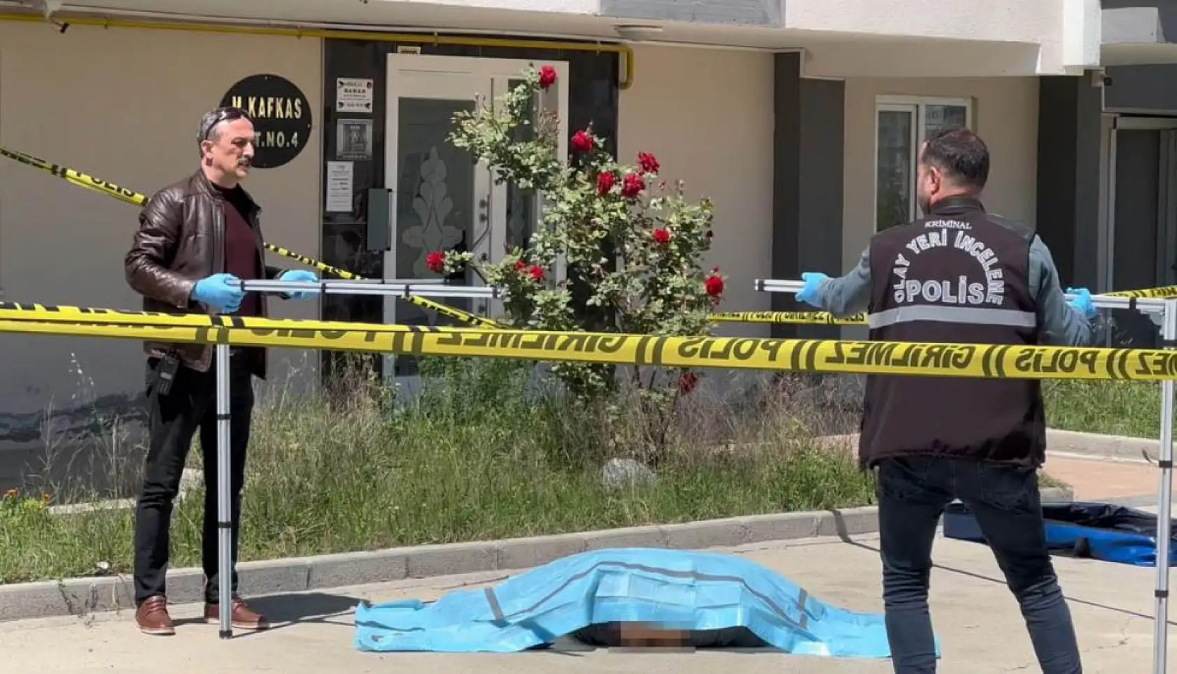 3. kattan düşen genç hayatını kaybetti