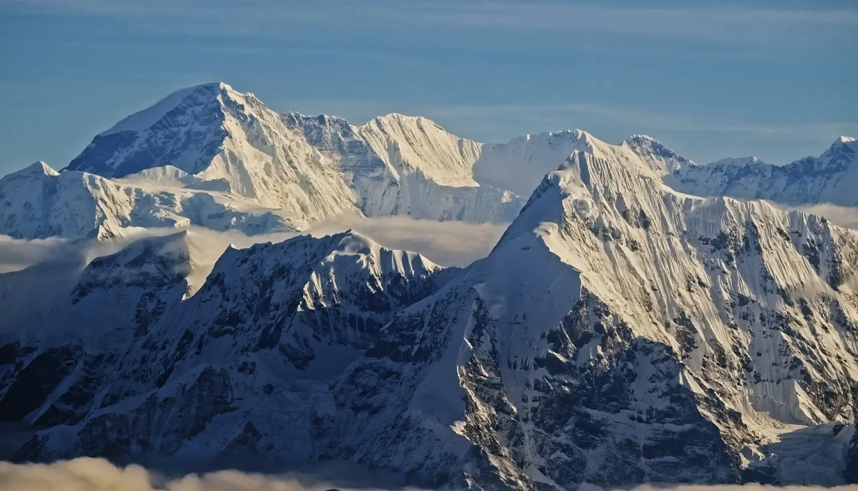 Türk yönetmen, dünyanın en yüksek dağını uçaktan görüntüledi