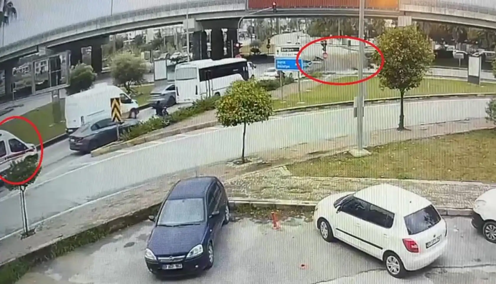 Ambulansa yol verme kazasında ortalık savaş alanına döndü