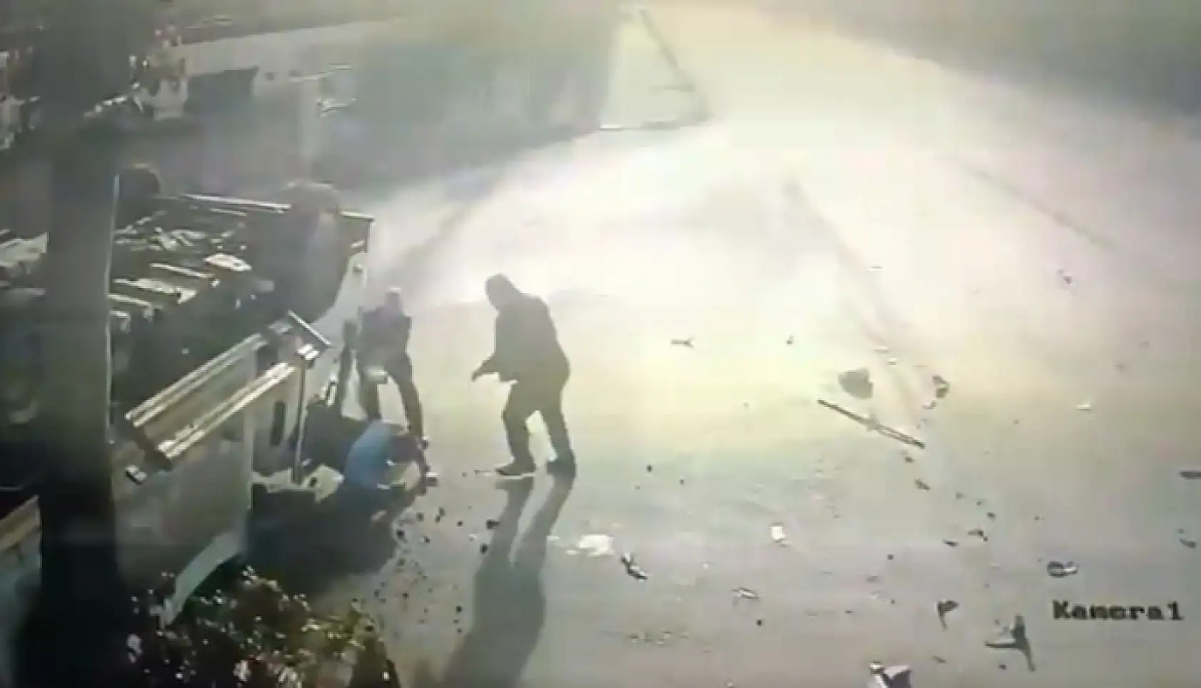 Kamyonun arkadan çarptığı çöp kamyonu devrildi: 1'i ağır 3 işçi yaralandı