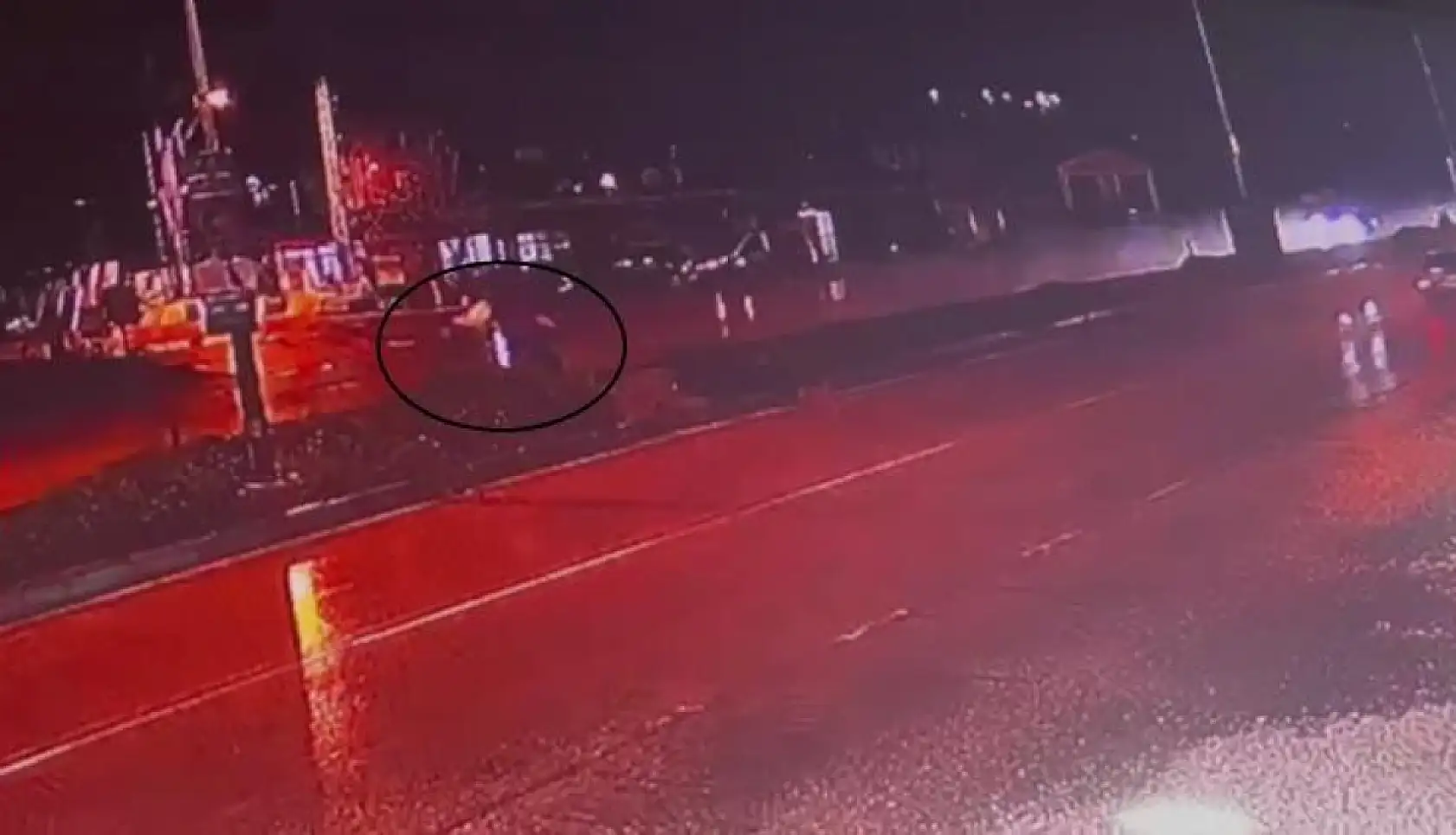 1 kişinin öldüğü feci kazada, çarpmanın etkisiyle 2 yaya havaya uçtu..