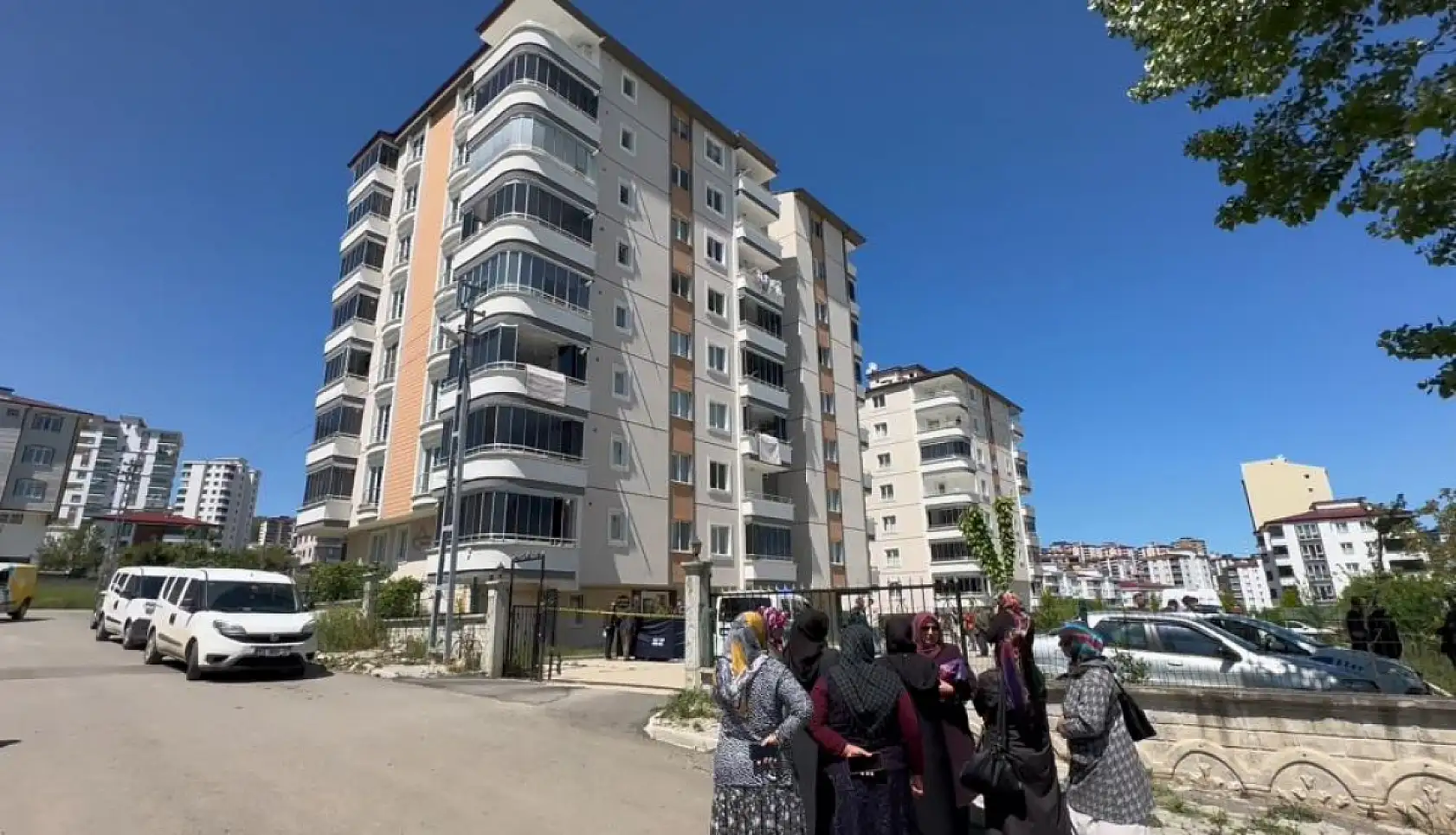 3. kattan düşen genç hayatını kaybetti