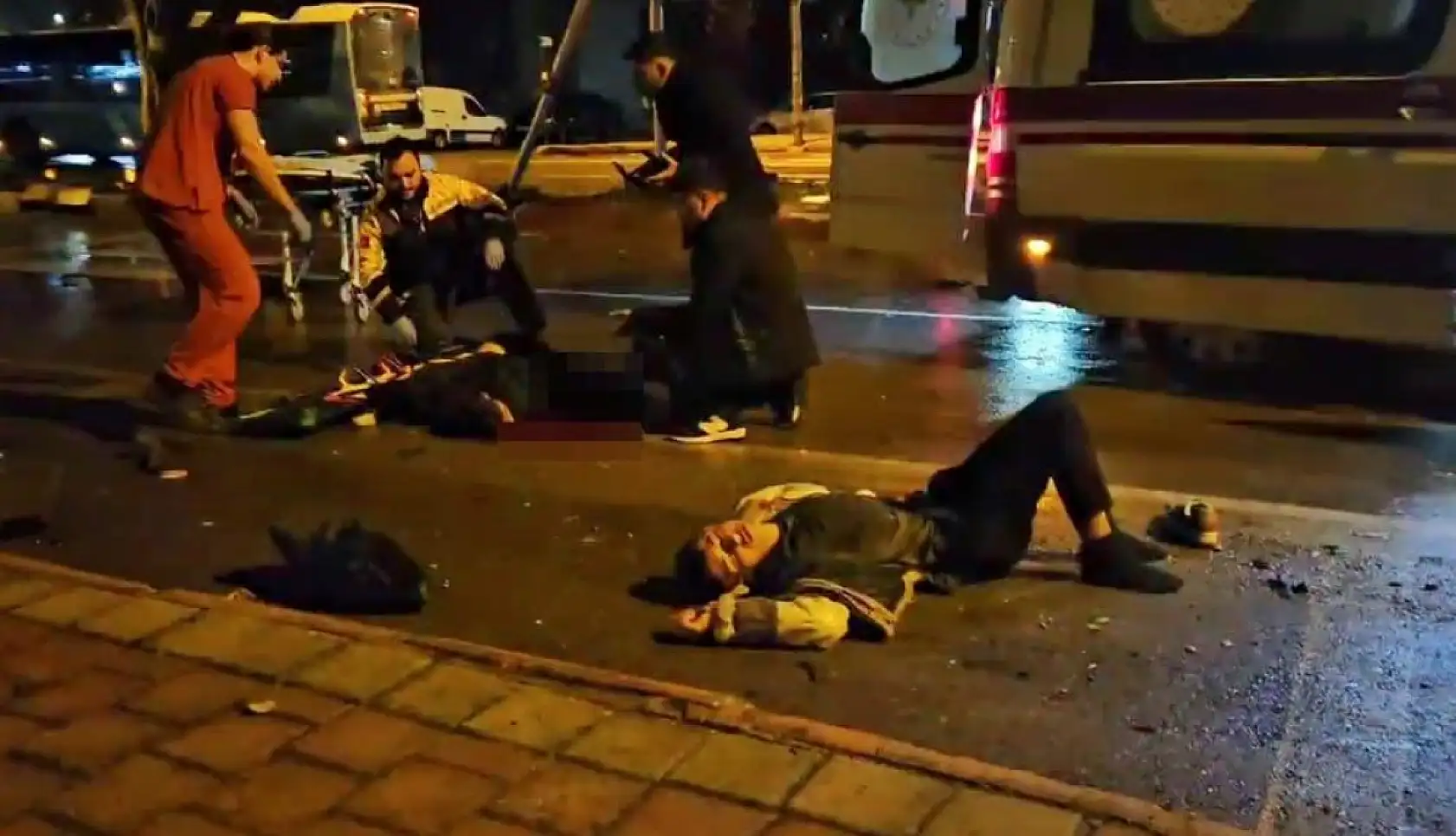 Takla atan araçtan gençler yola savruldu, arkadaşı 'Onlara bir şey olmasın ben öleyim' diye ağladı