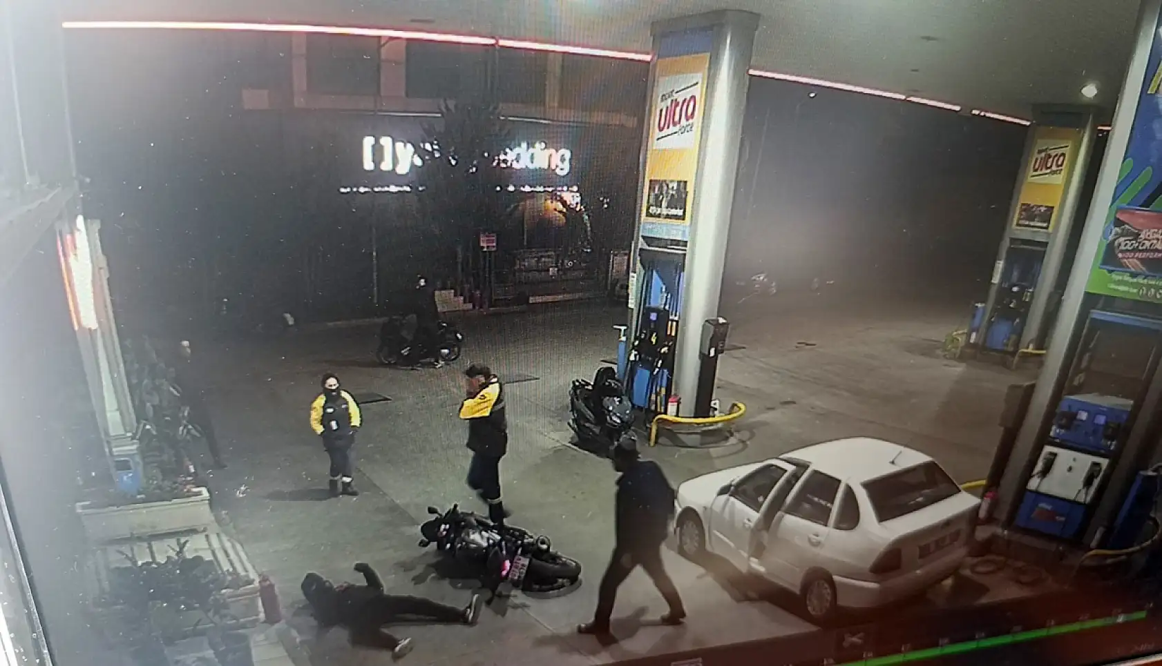 Otomobilin açılan kapısına çarpan motosiklet sürücü hastanelik oldu