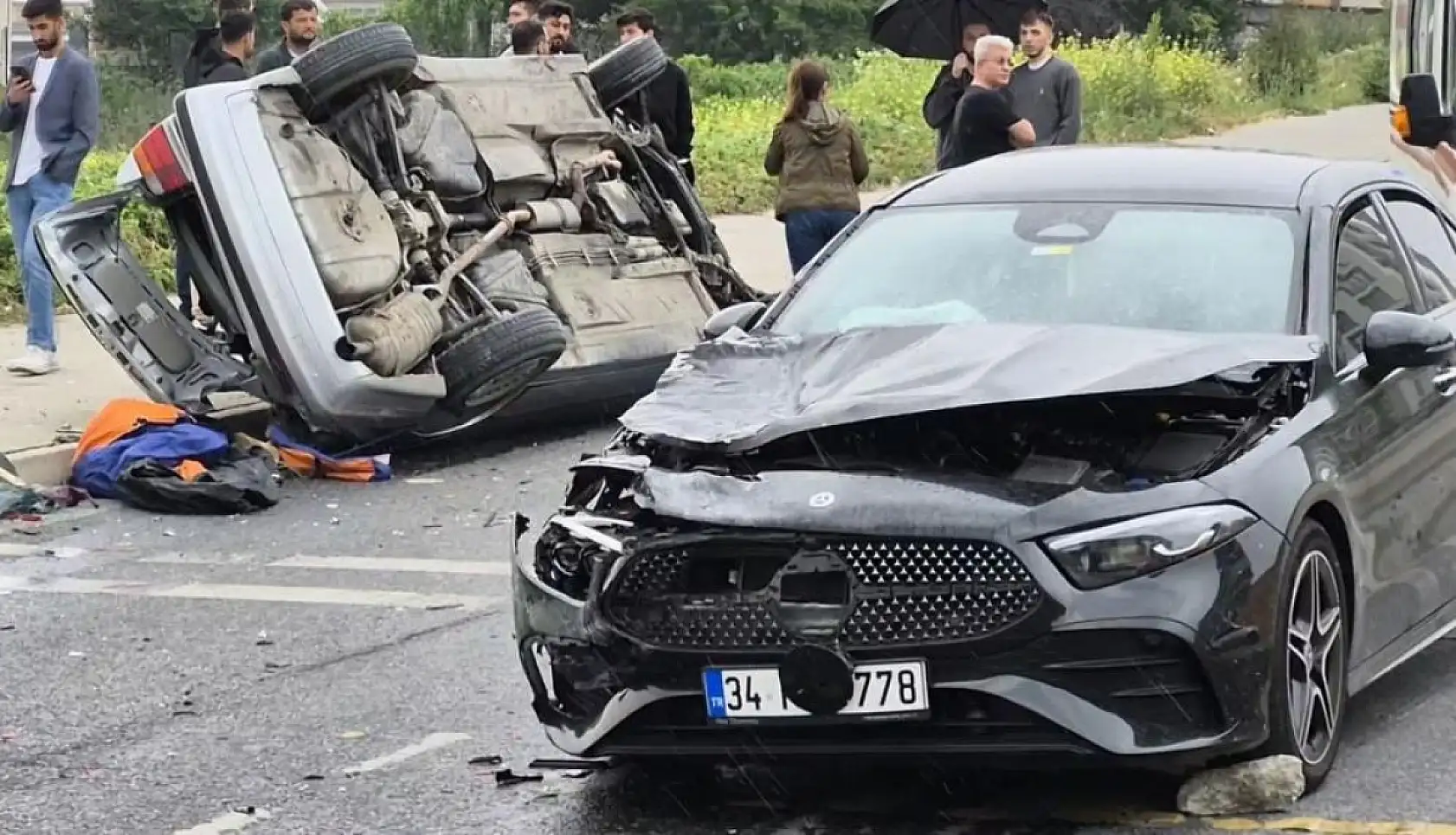 Kontrolden çıkan araç ters şeride daldı: 1'i ağır 4 yaralı