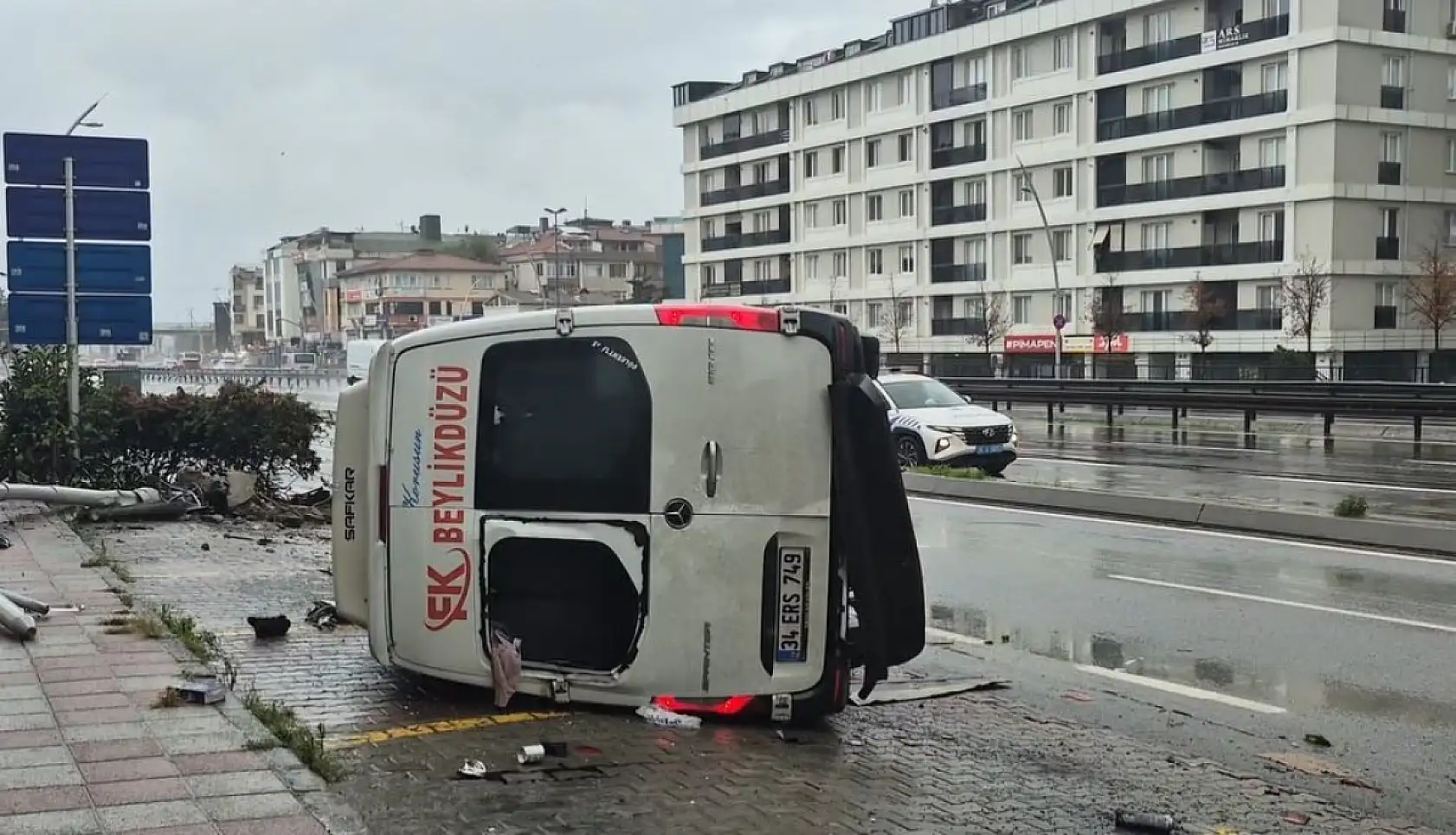 Yolcu minibüsü devrildi: 1'i ağır 2 yaralı