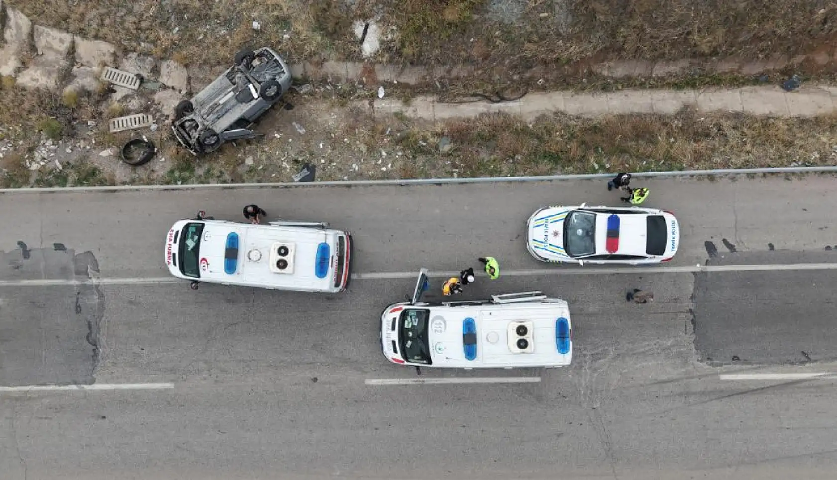 Seyir halindeki aracın çarptığı otomobil şarampole devrildi: 7 yaralı