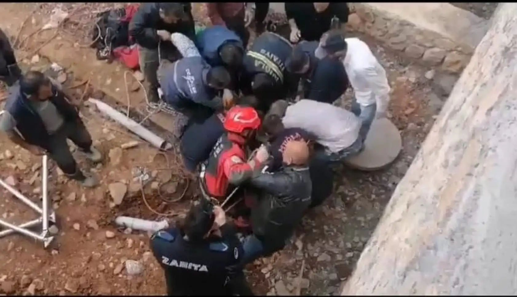 Bodrum'da nefes kesen kurtarma! Beton büzden sağ çıktı