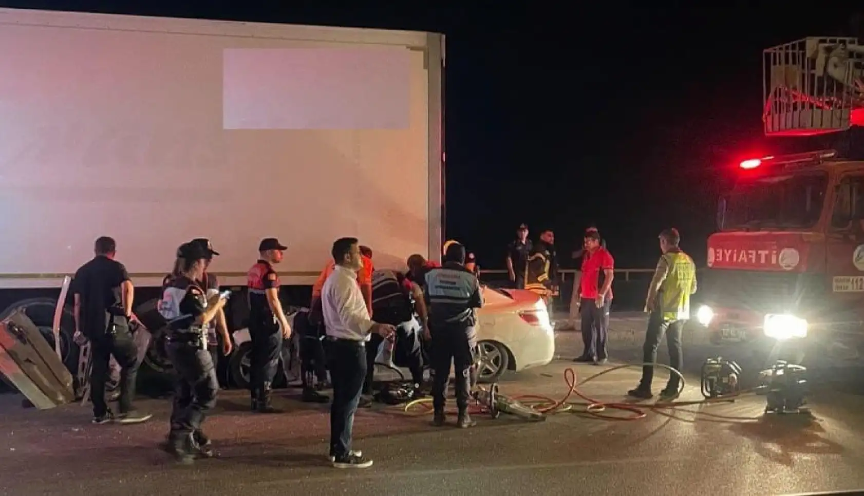 Kan donduran kaza! Otomobil tırın altına girdi, 2 ölü