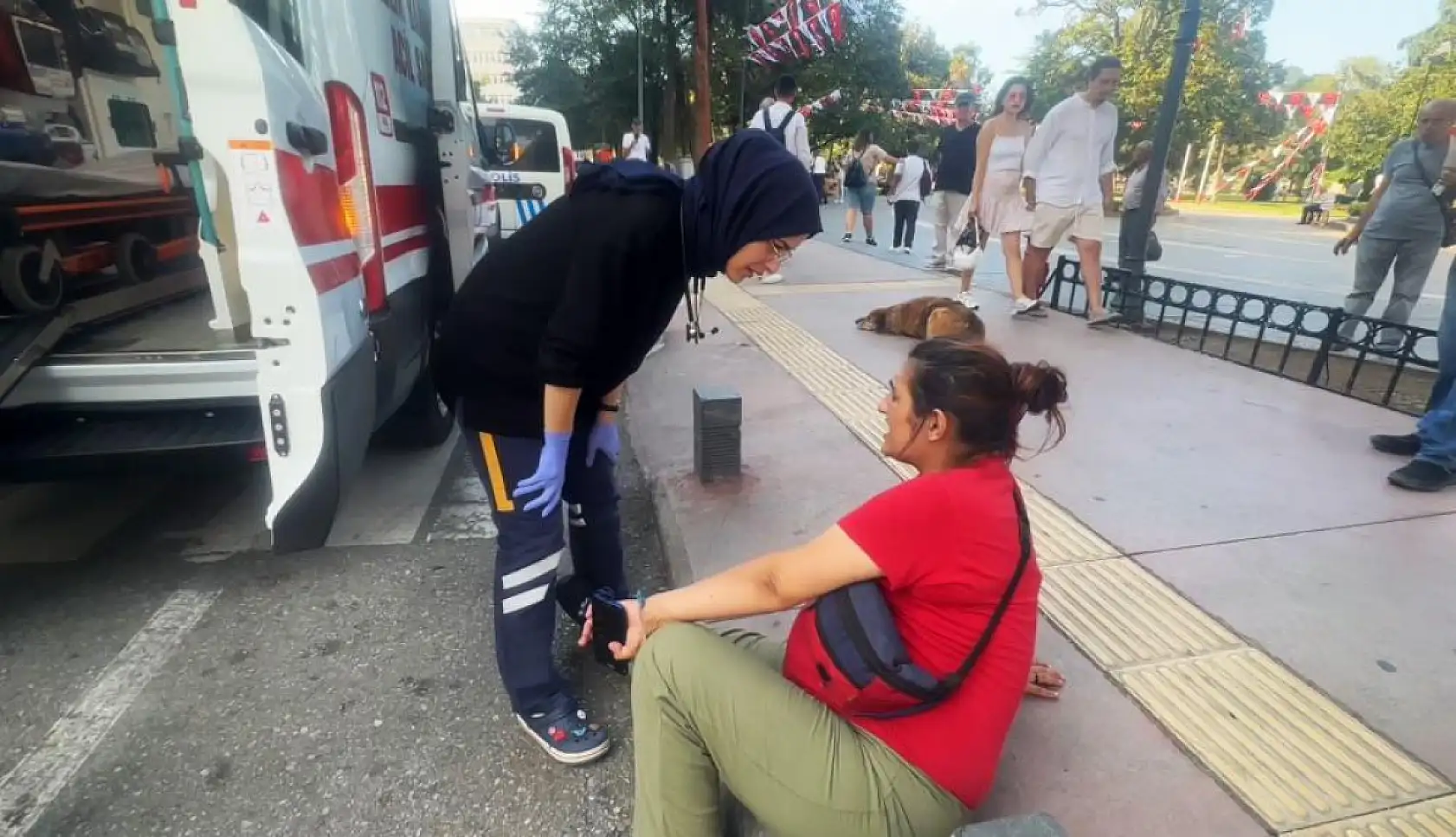 Cadde ortasında doğumu başlayan hamile kadının imdadına sağlıkçılar yetişti