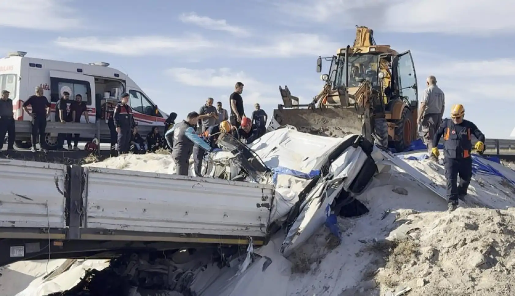 Tır şarampole düştü, sürücü kum altında kalan kabin içerisinde can verdi