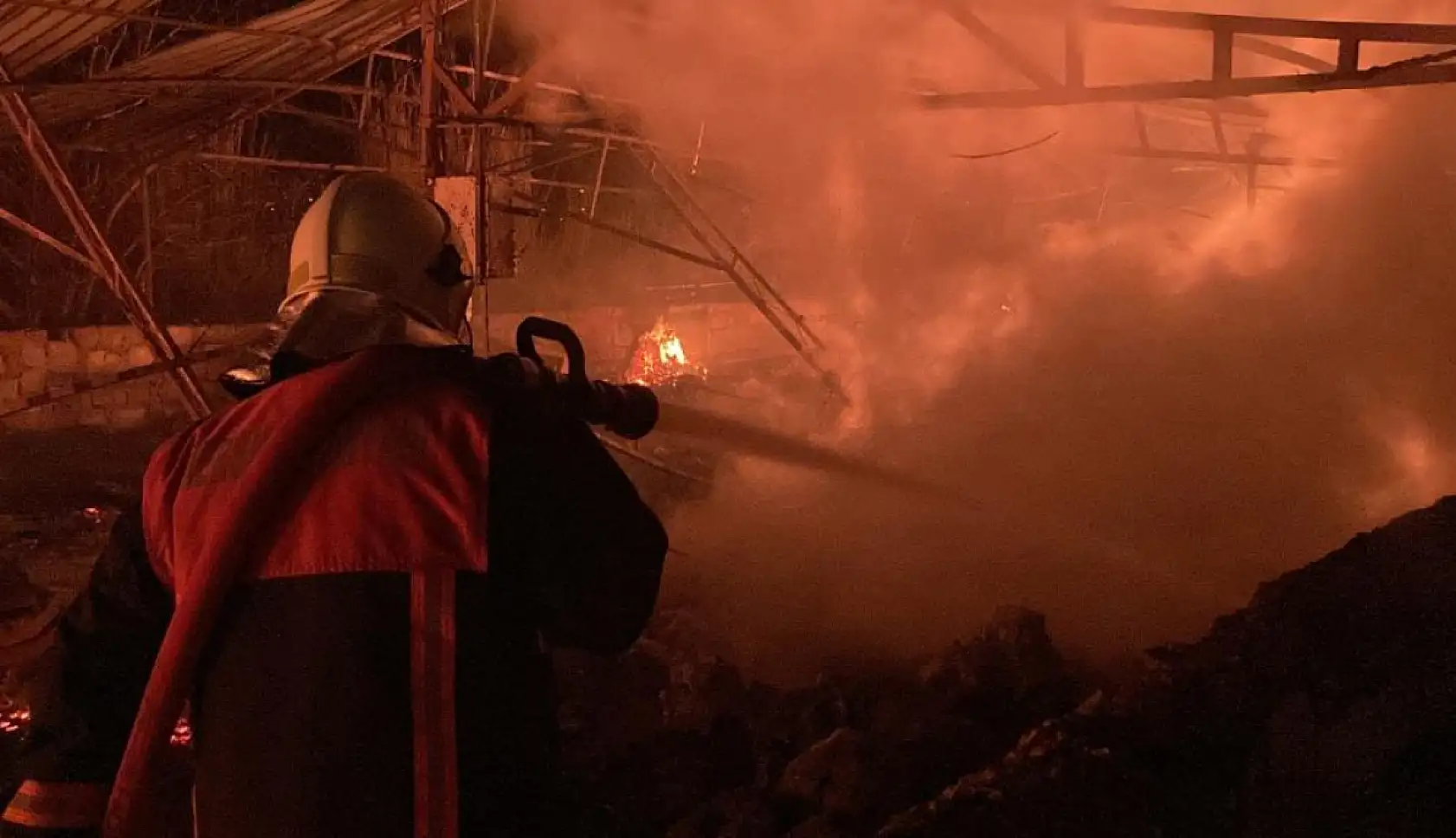 Çiftlik yangını geceyi aydınlattı