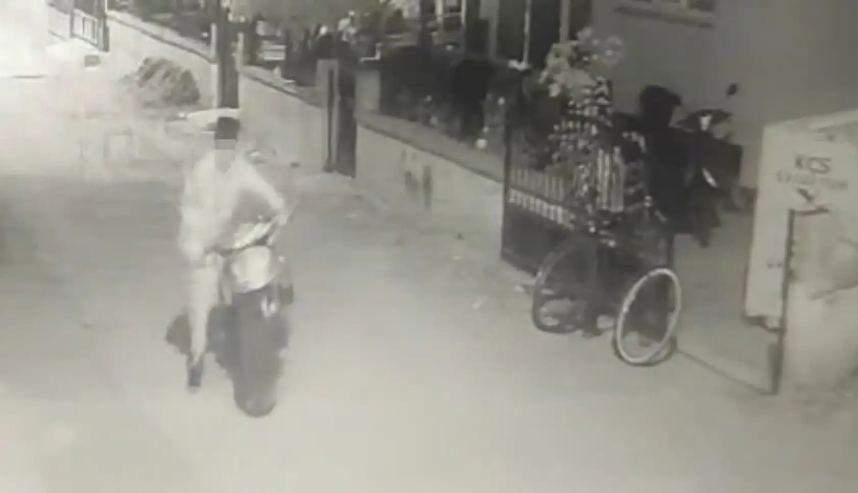 Çaldığı bisikleti beğenmeyince bırakıp motosikleti götürdü