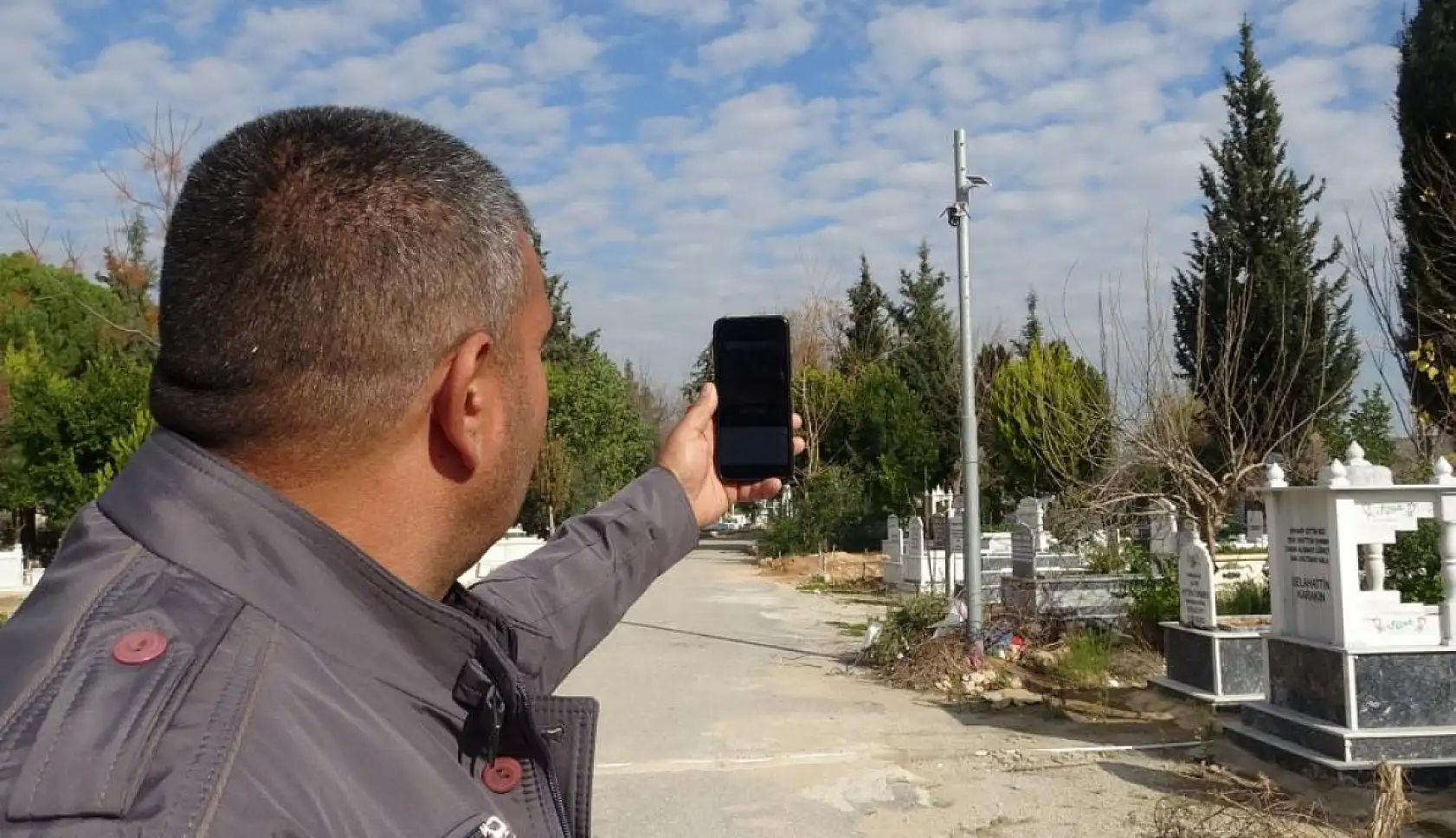 Babasının mezarındaki çiçekleri söküp uyuşturucu sakladılar