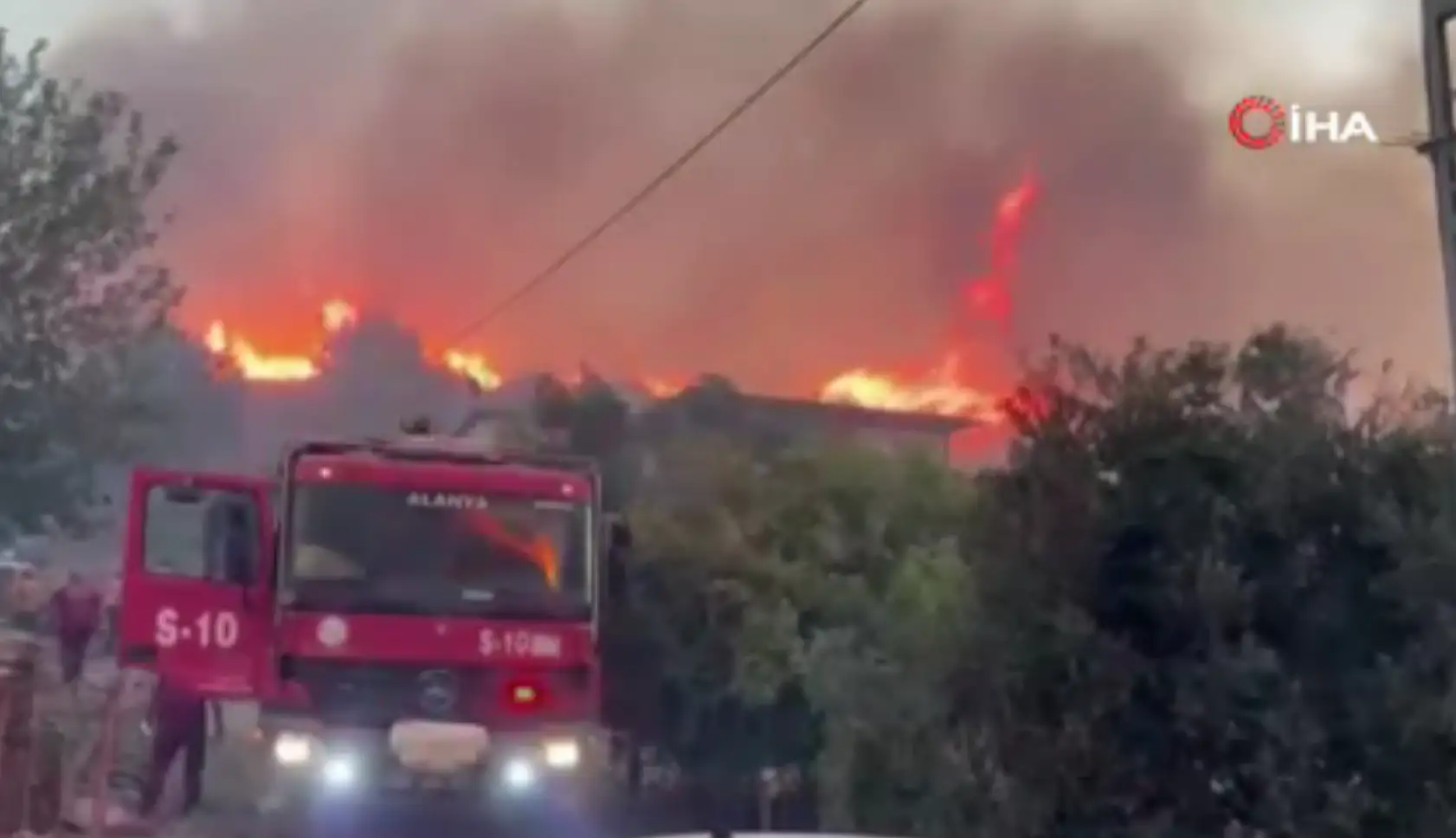 Alanya'daki orman yangını: Havadan ve karadan müdahale sürüyor, enerji düşürüldü