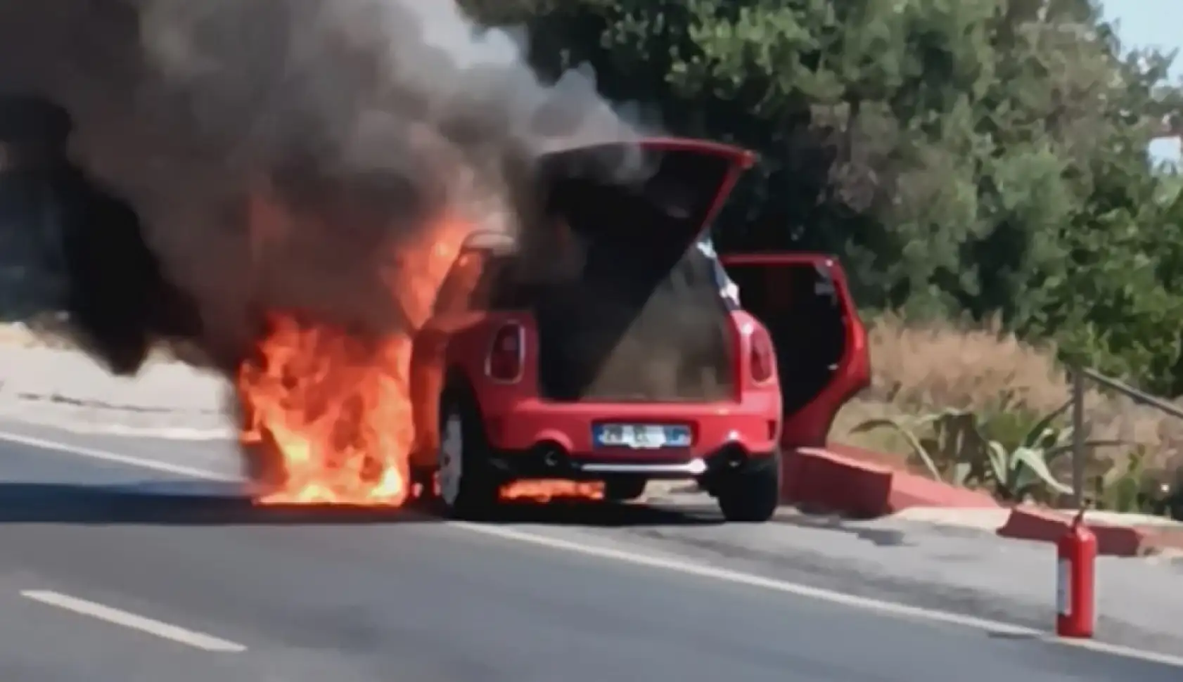 Seyir halindeyken alev topuna dönen araçtan geriye iskeleti kaldı